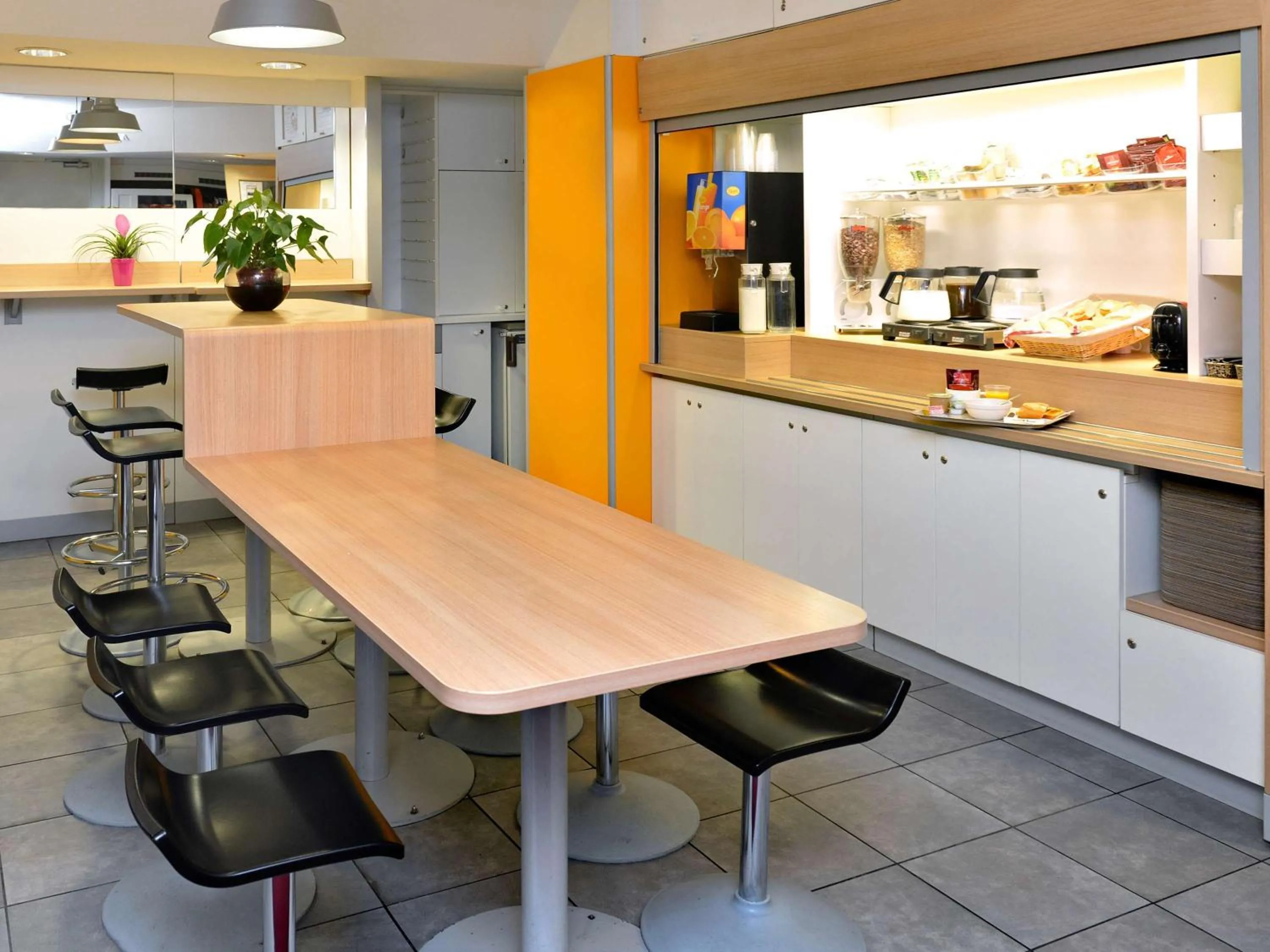 Breakfast in Hôtel Tours Nord