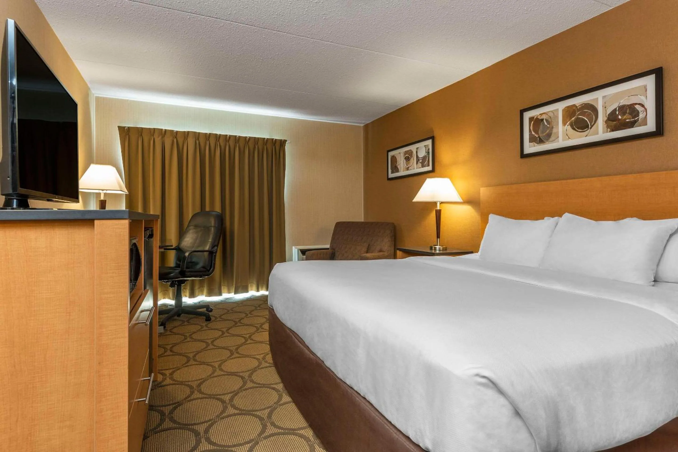 Bedroom, Bed in Comfort Inn Thetford Mines