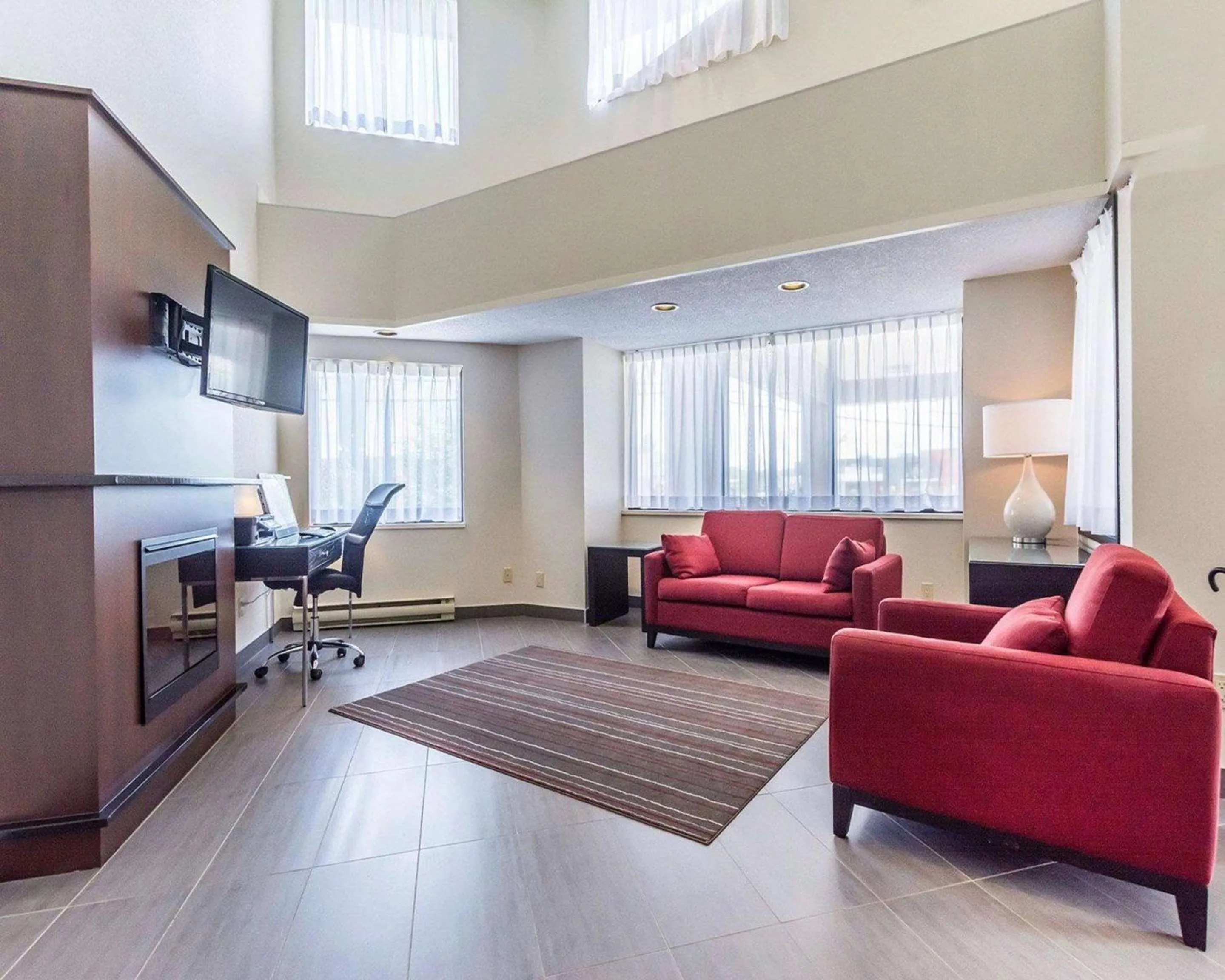 Lobby or reception in Comfort Inn Thetford Mines