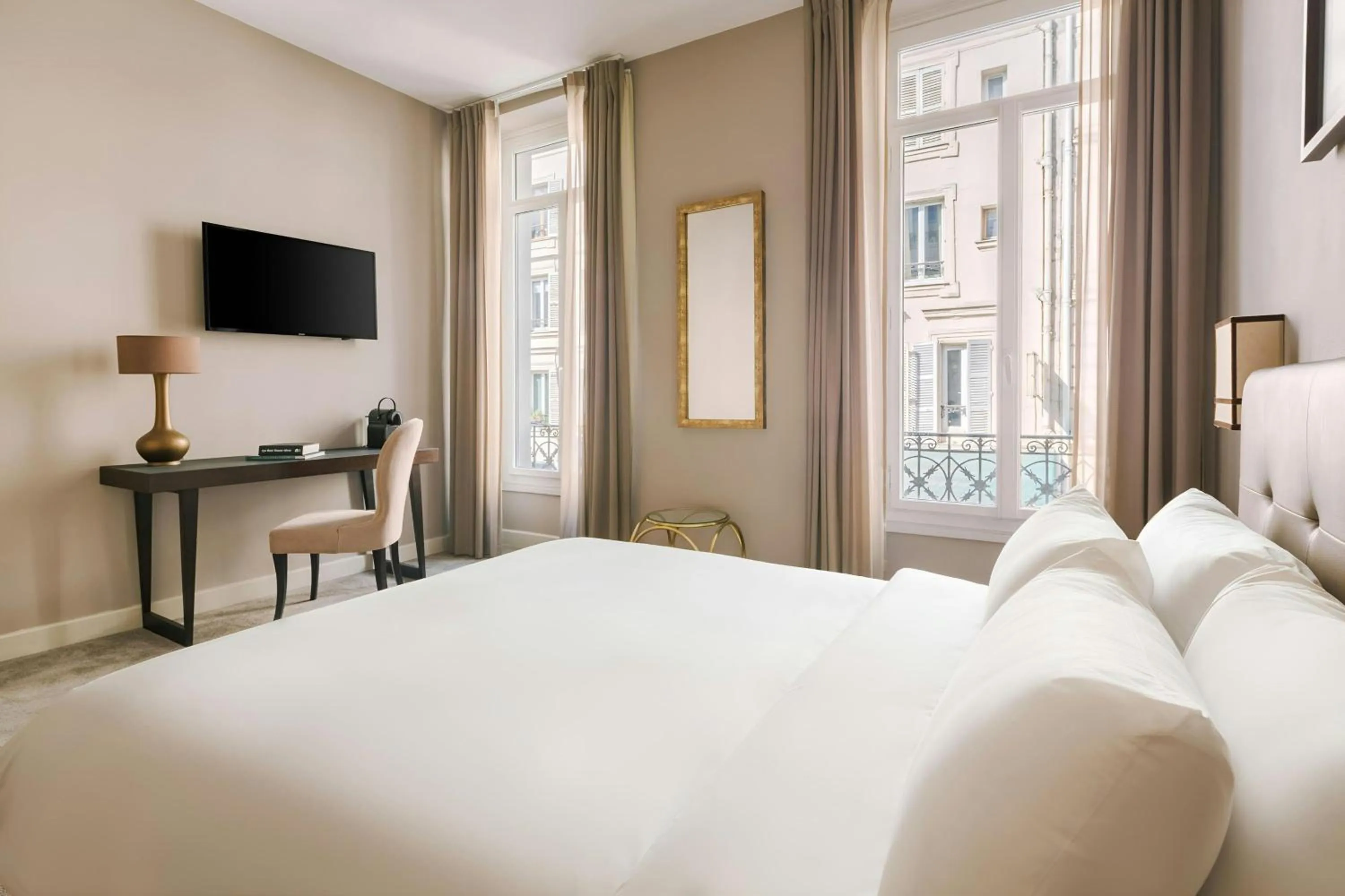 Bedroom, Bed in Le Frochot Hotel Pigalle, Sonder by Marriott Bonvoy