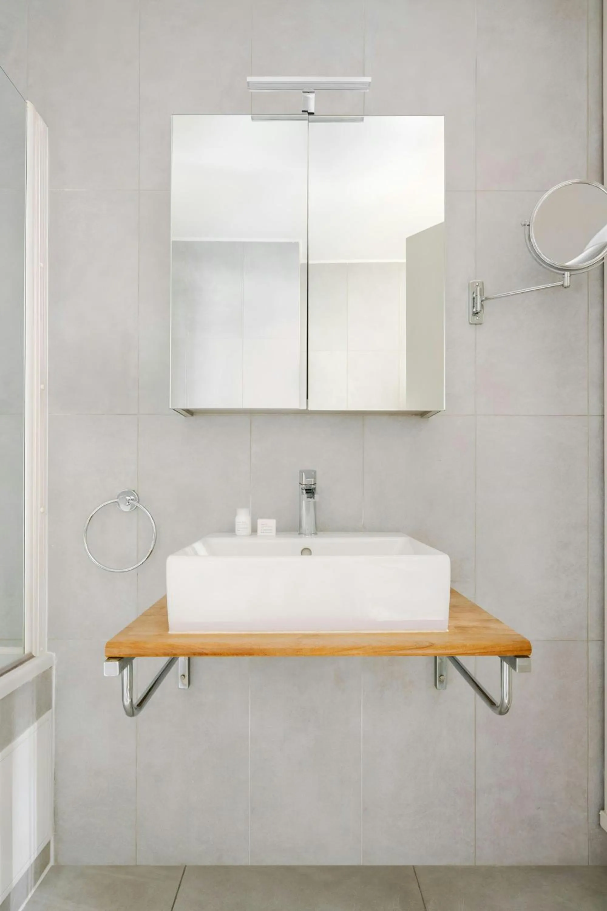 Bathroom in Le Frochot Hotel Pigalle, Sonder by Marriott Bonvoy