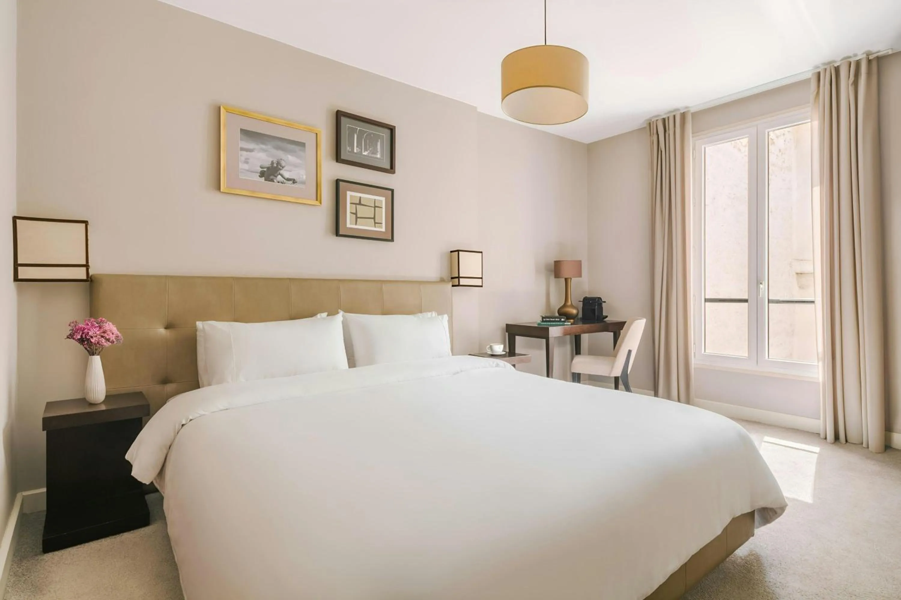 Bedroom, Bed in Le Frochot Hotel Pigalle, Sonder by Marriott Bonvoy
