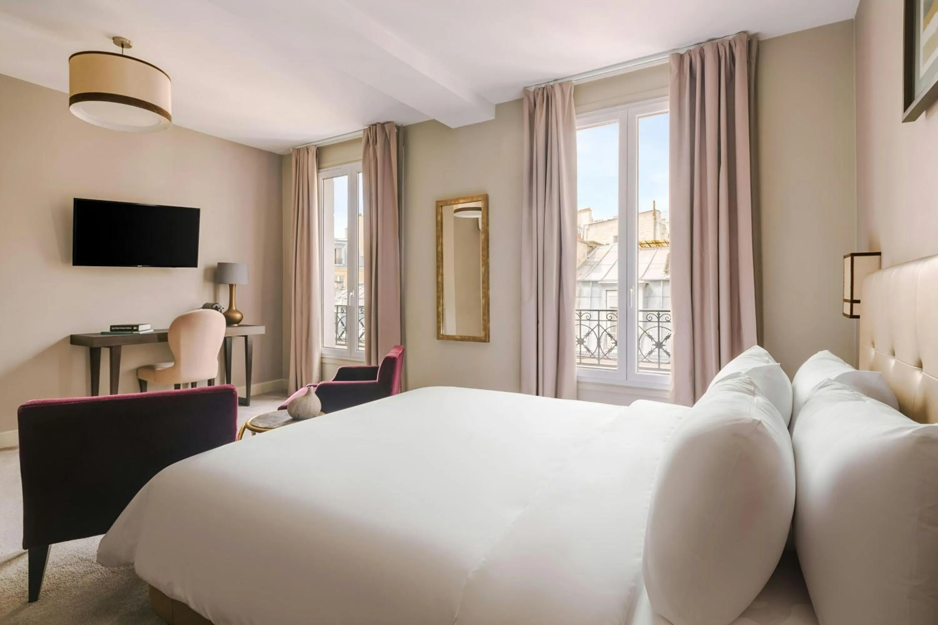 Bedroom, Bed in Le Frochot Hotel Pigalle, Sonder by Marriott Bonvoy