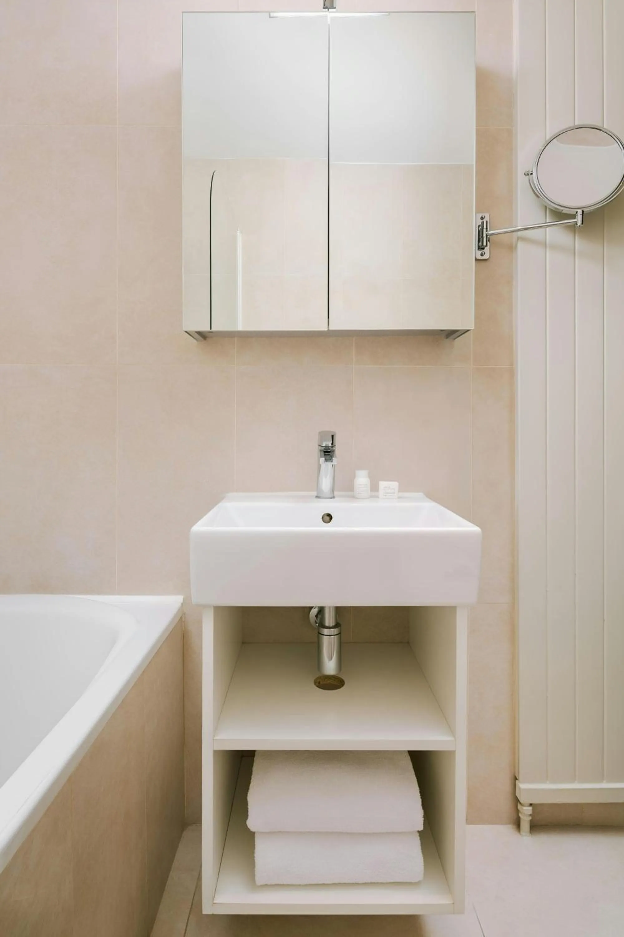 Bathroom in Le Frochot Hotel Pigalle, Sonder by Marriott Bonvoy