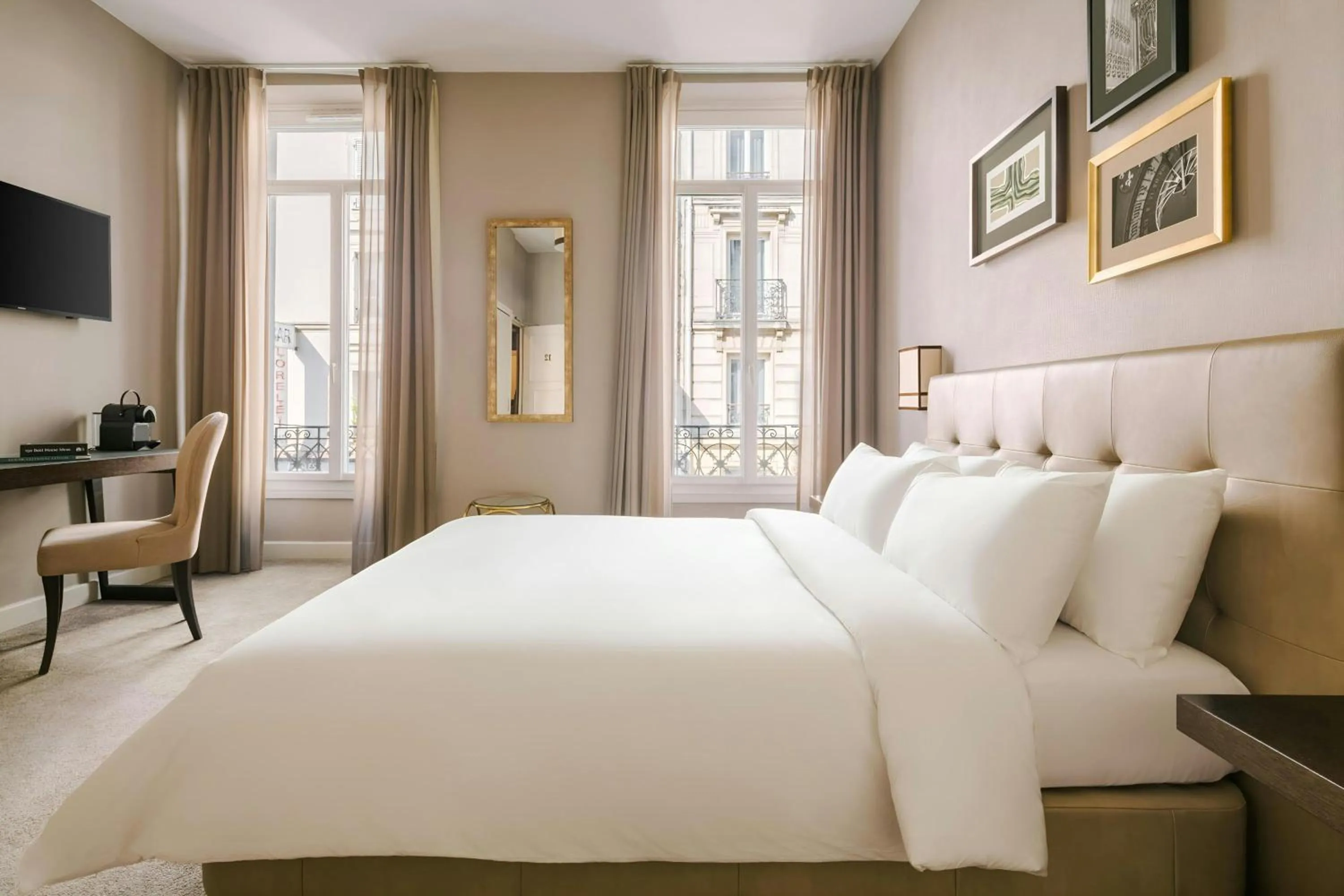 Bedroom, Bed in Le Frochot Hotel Pigalle, Sonder by Marriott Bonvoy