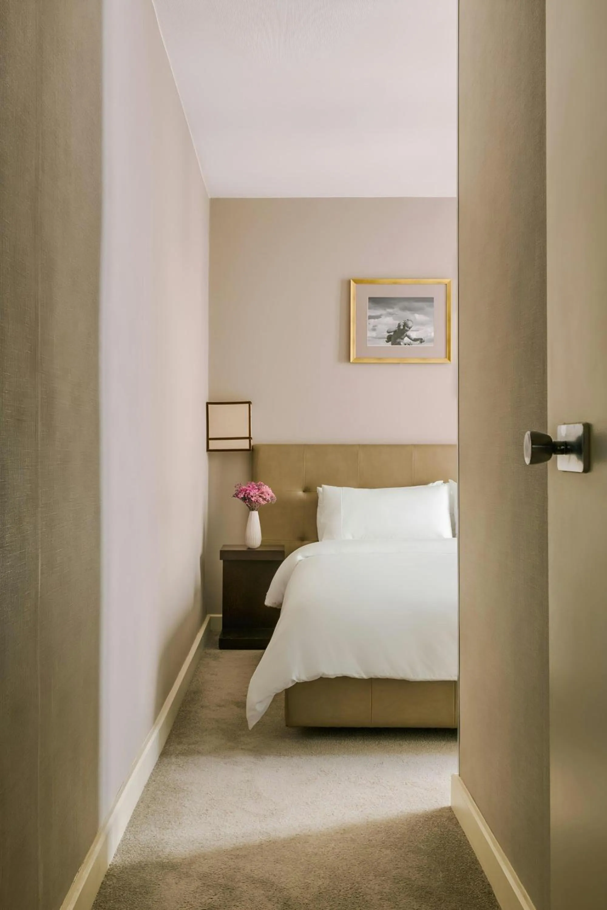 Bedroom, Bed in Le Frochot Hotel Pigalle, Sonder by Marriott Bonvoy