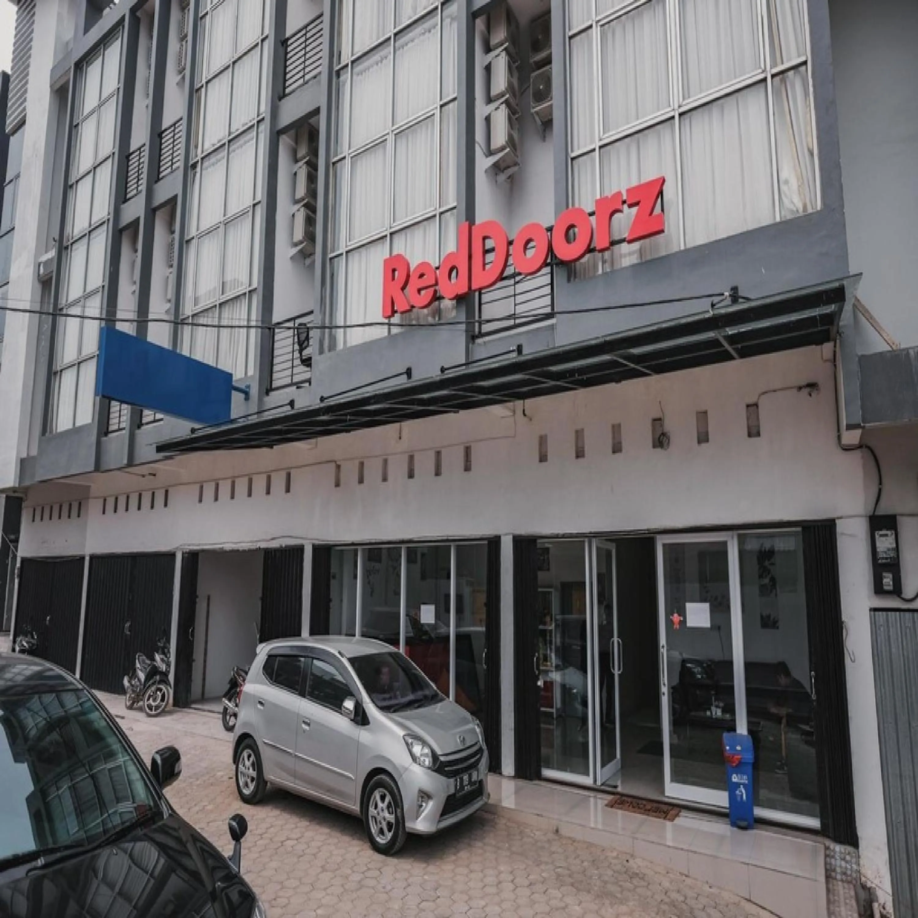 Facade/entrance in RedDoorz @ Jalan Sukabangun 2 Palembang