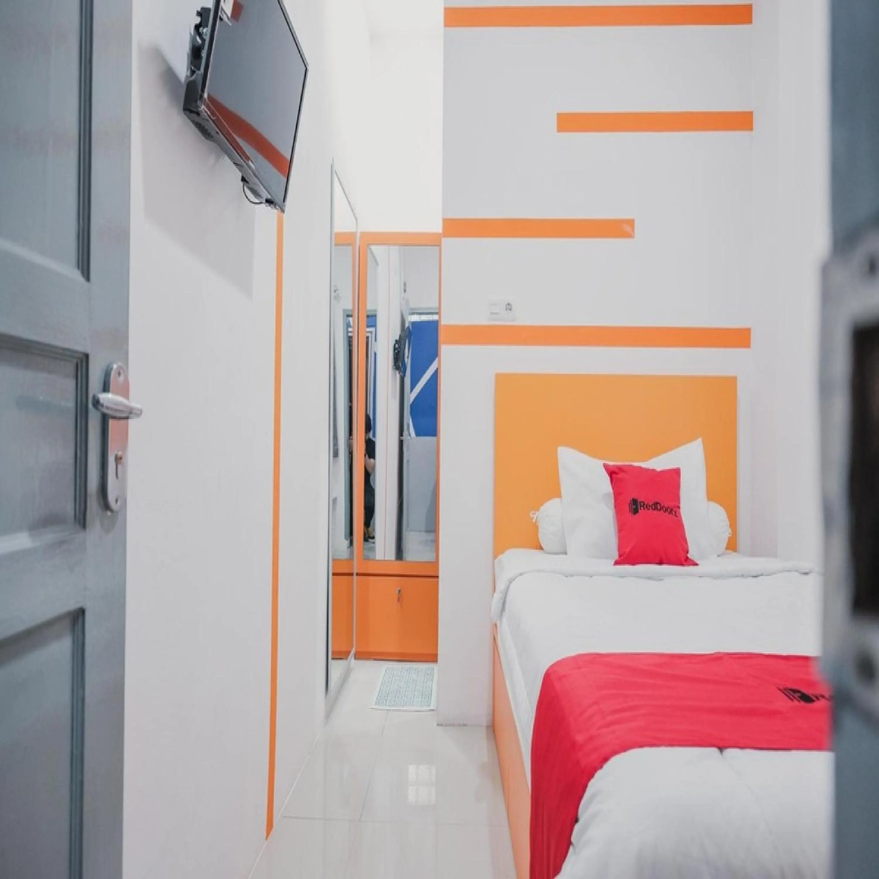 Bedroom, Bed in RedDoorz @ Jalan Sukabangun 2 Palembang