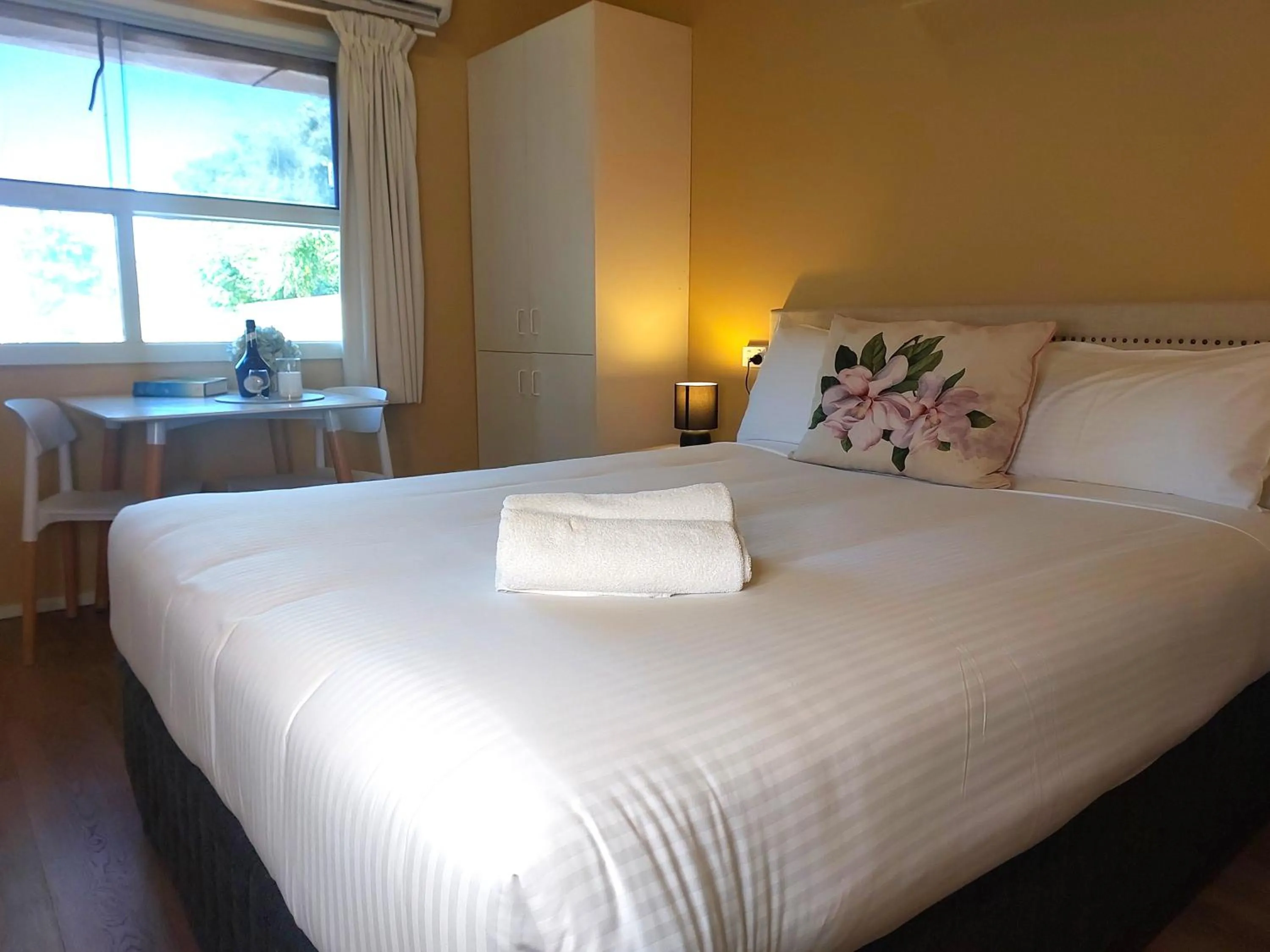 Bed in Billabong Motel