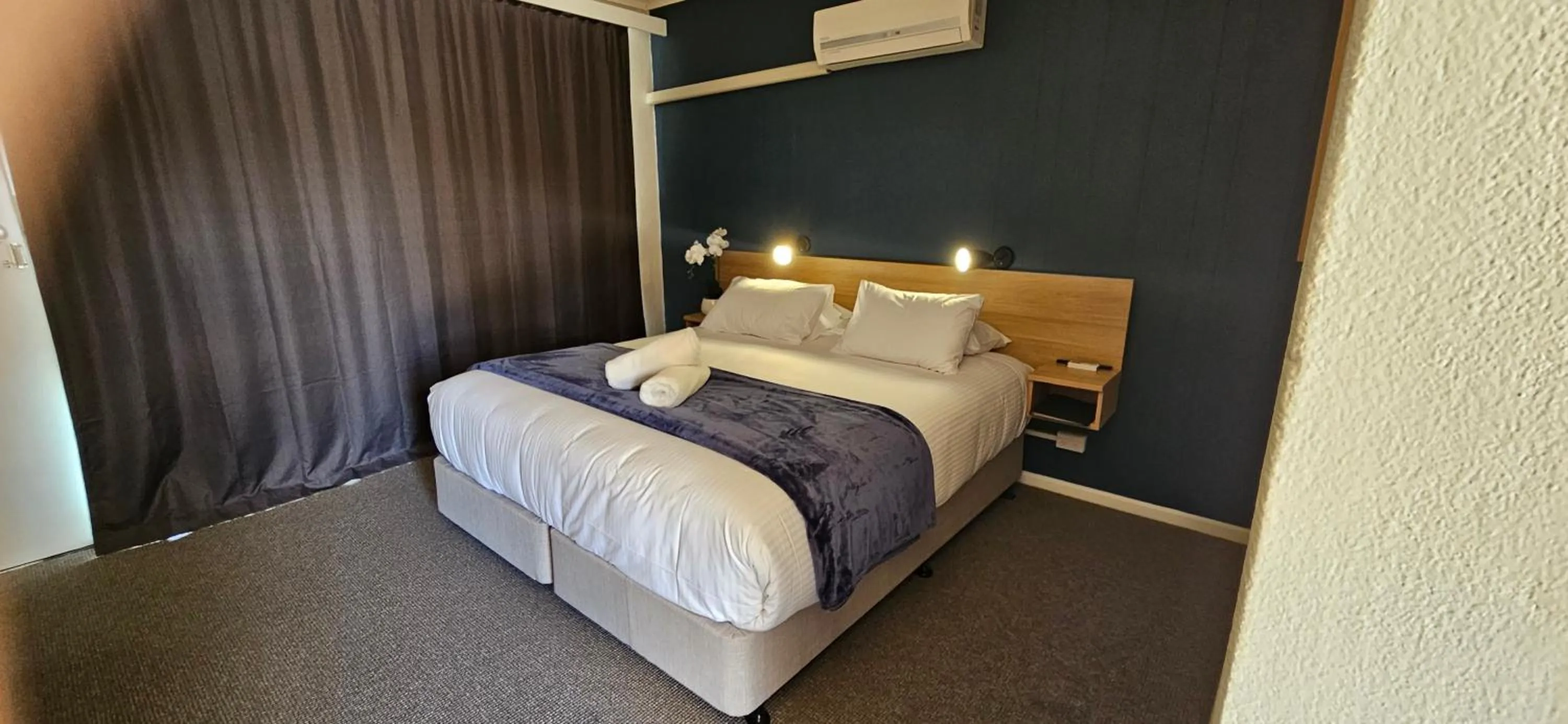 Bed in Billabong Motel