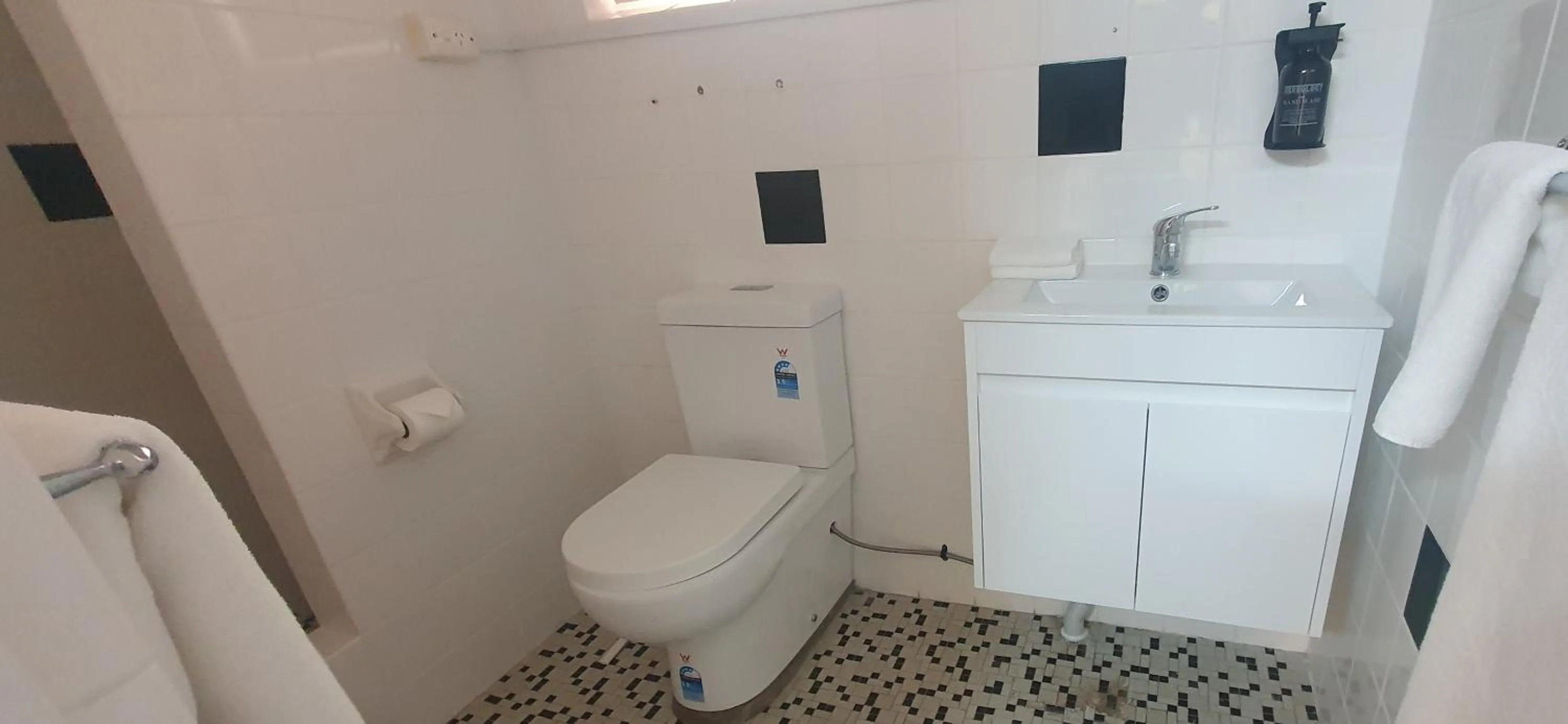 Toilet in Billabong Motel