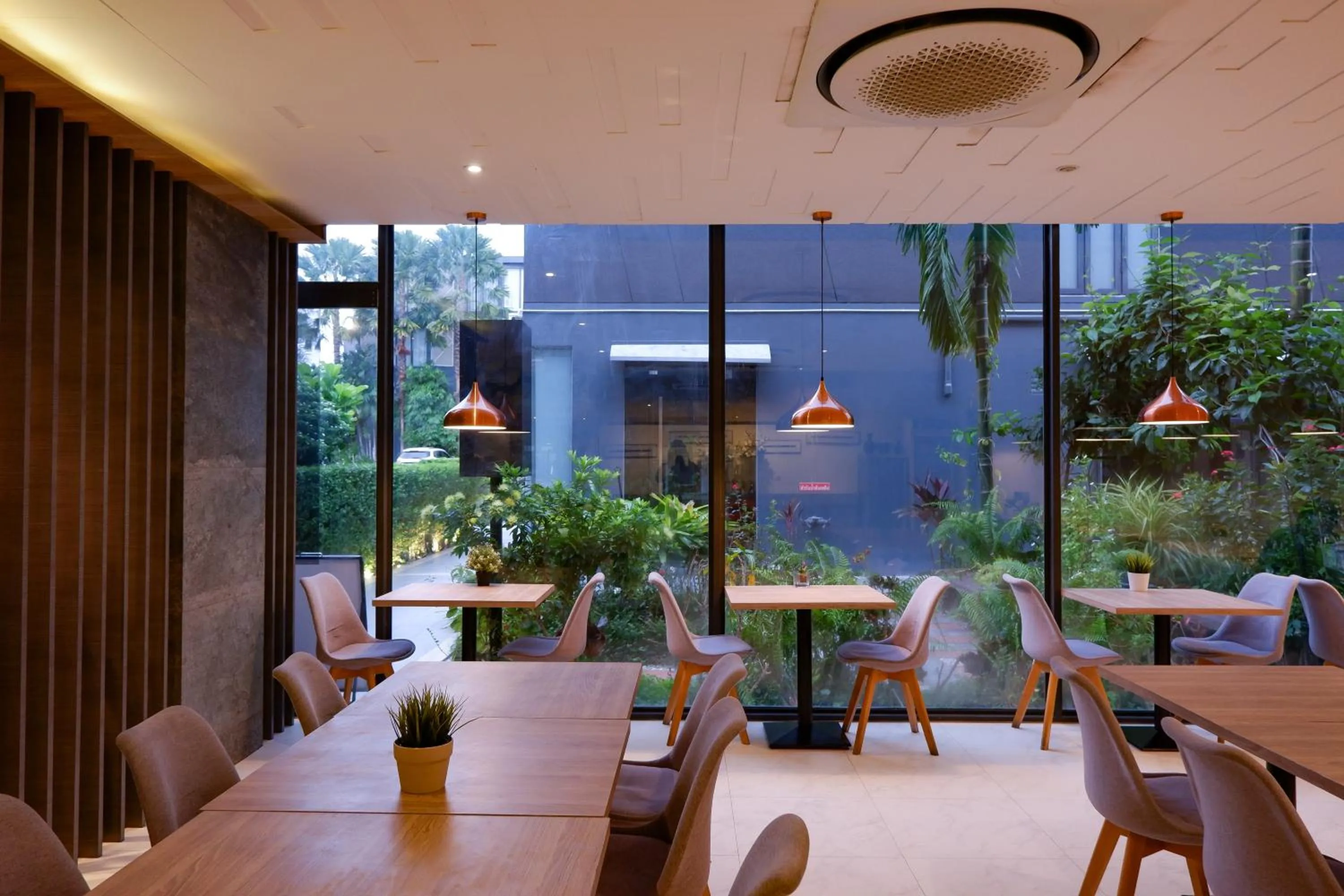 Restaurant/places to eat in Canalis Suvarnabhumi Airport Hotel