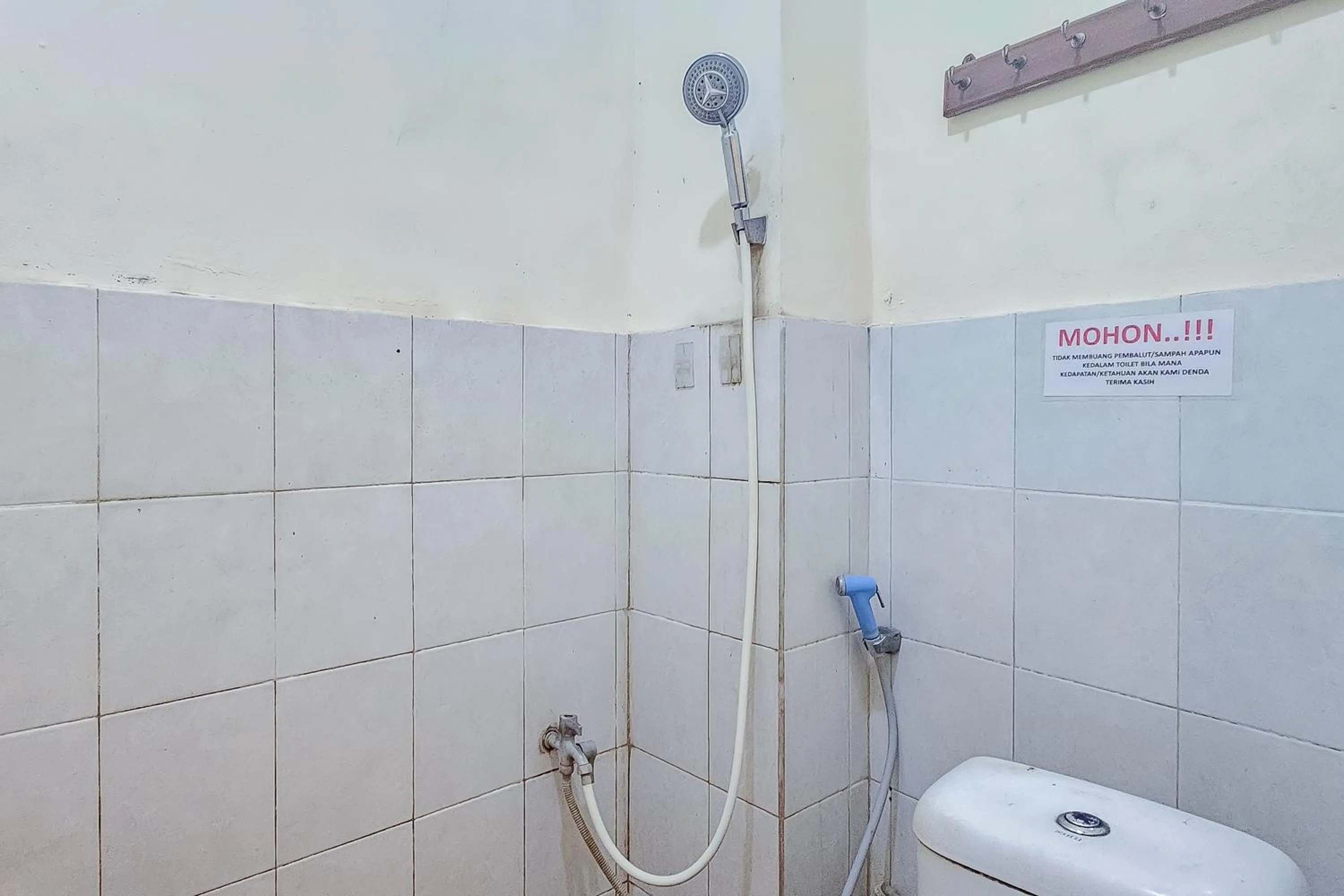 Bathroom in OYO 1982 Golf Papa Costel