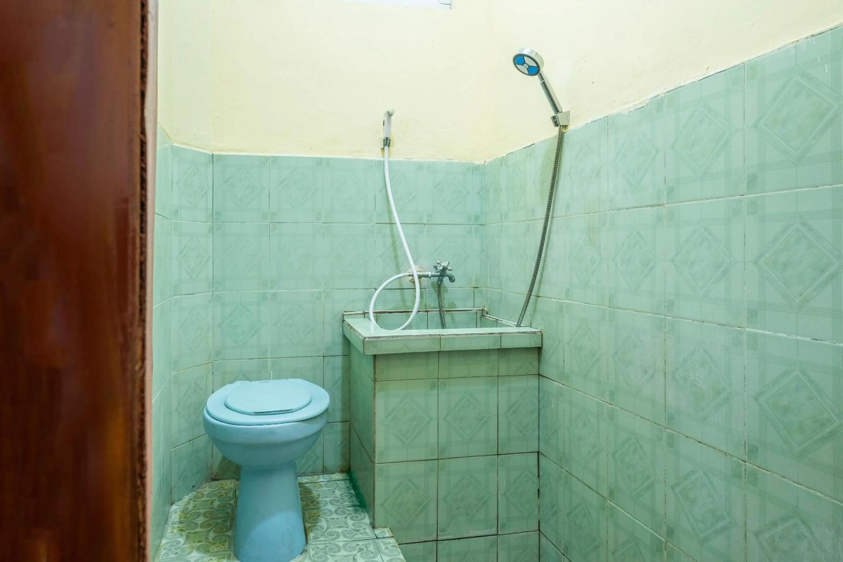 Bathroom in SPOT ON 1970 Hotel Priangan