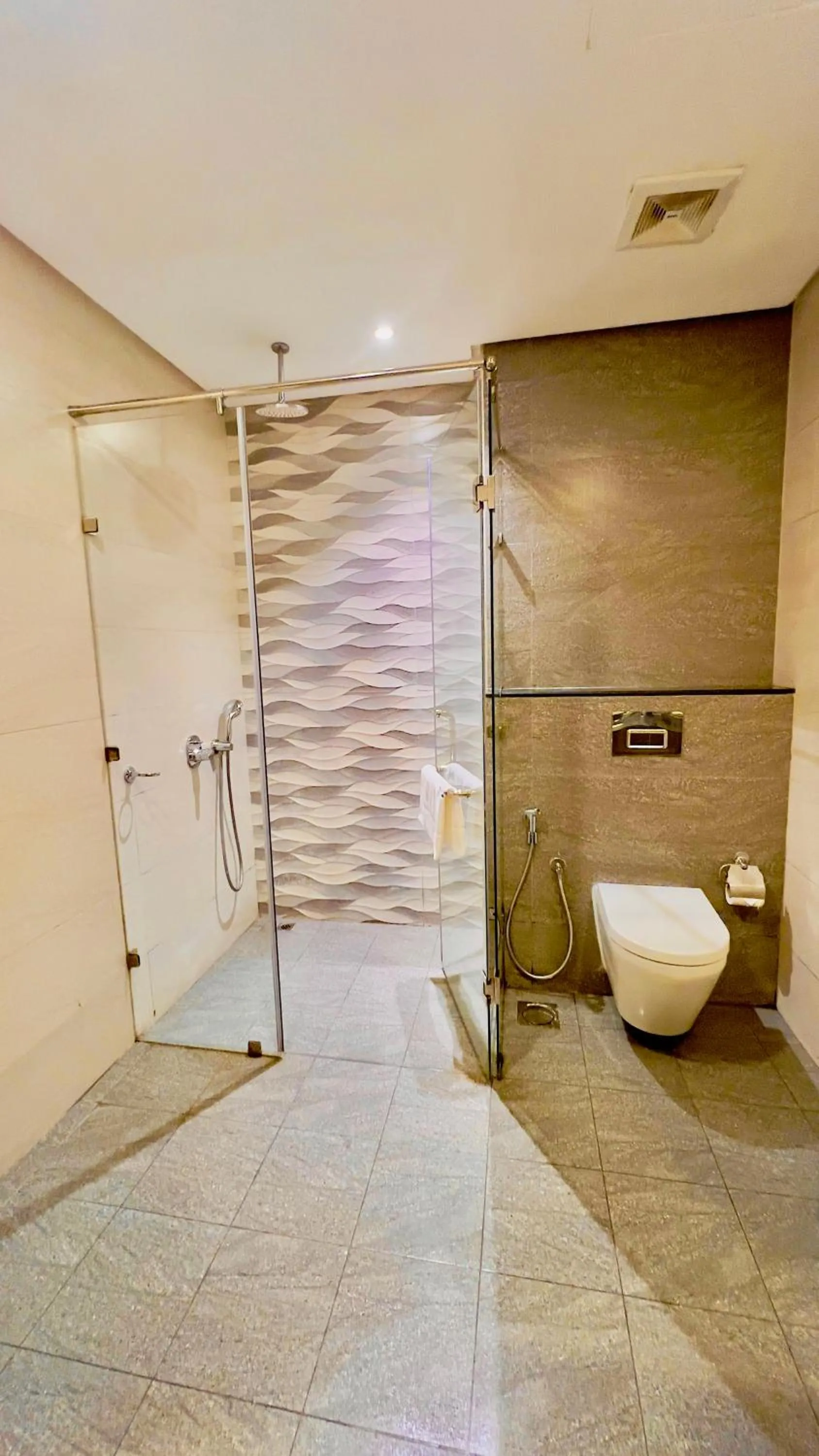 Shower in BW Suites & Spa