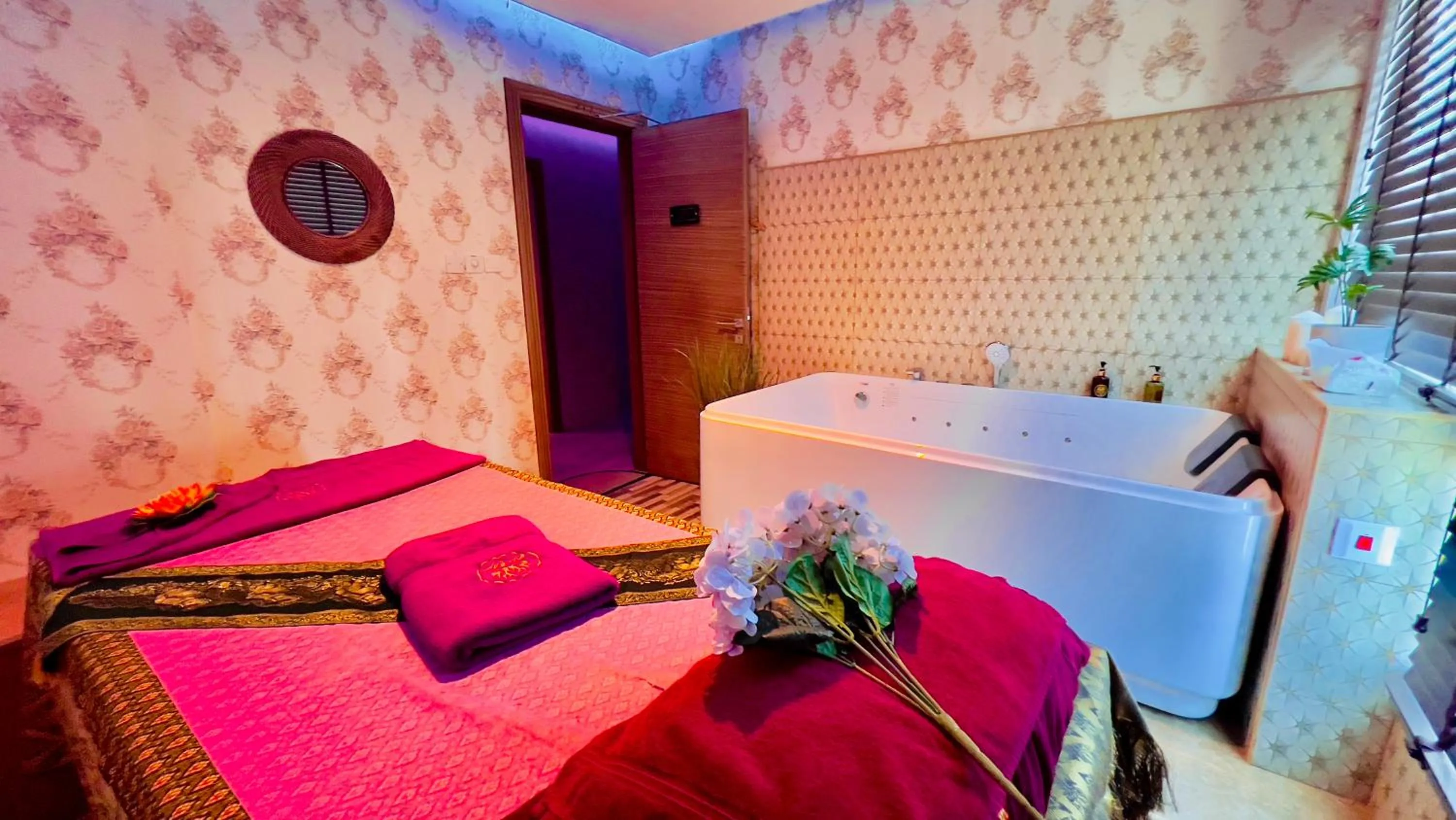 Hot Tub, Bed in BW Suites & Spa