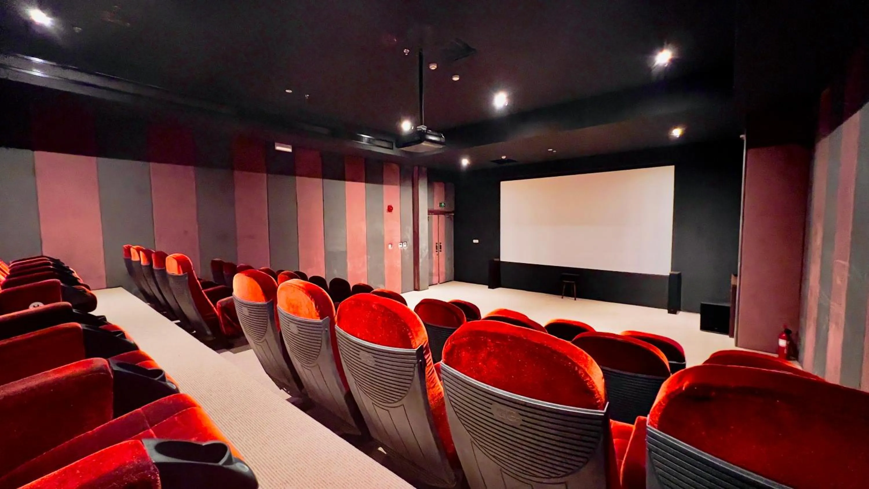 Communal lounge/ TV room in BW Suites & Spa