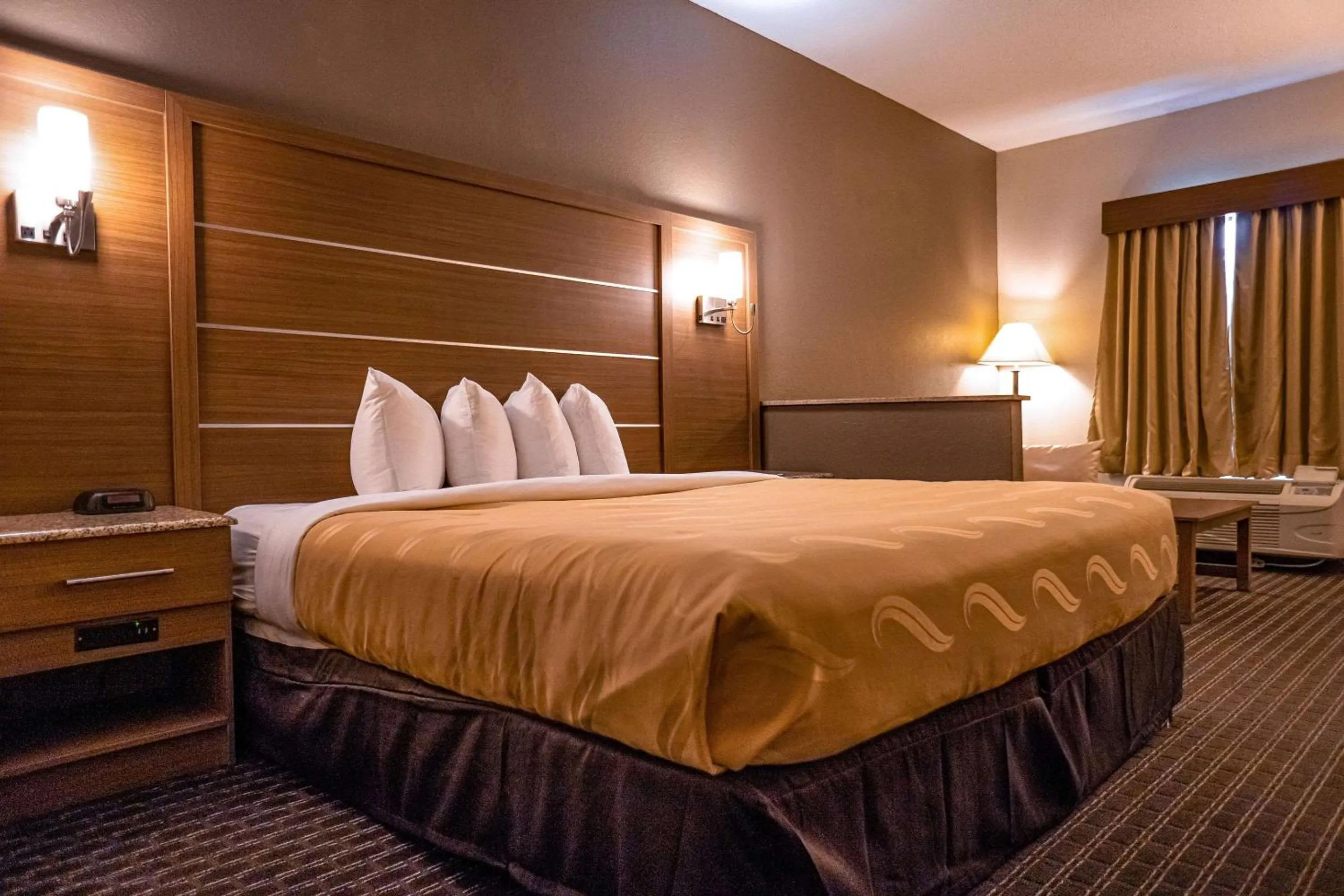 Bedroom, Bed in Quality Inn & Suites near Six Flags - Austell