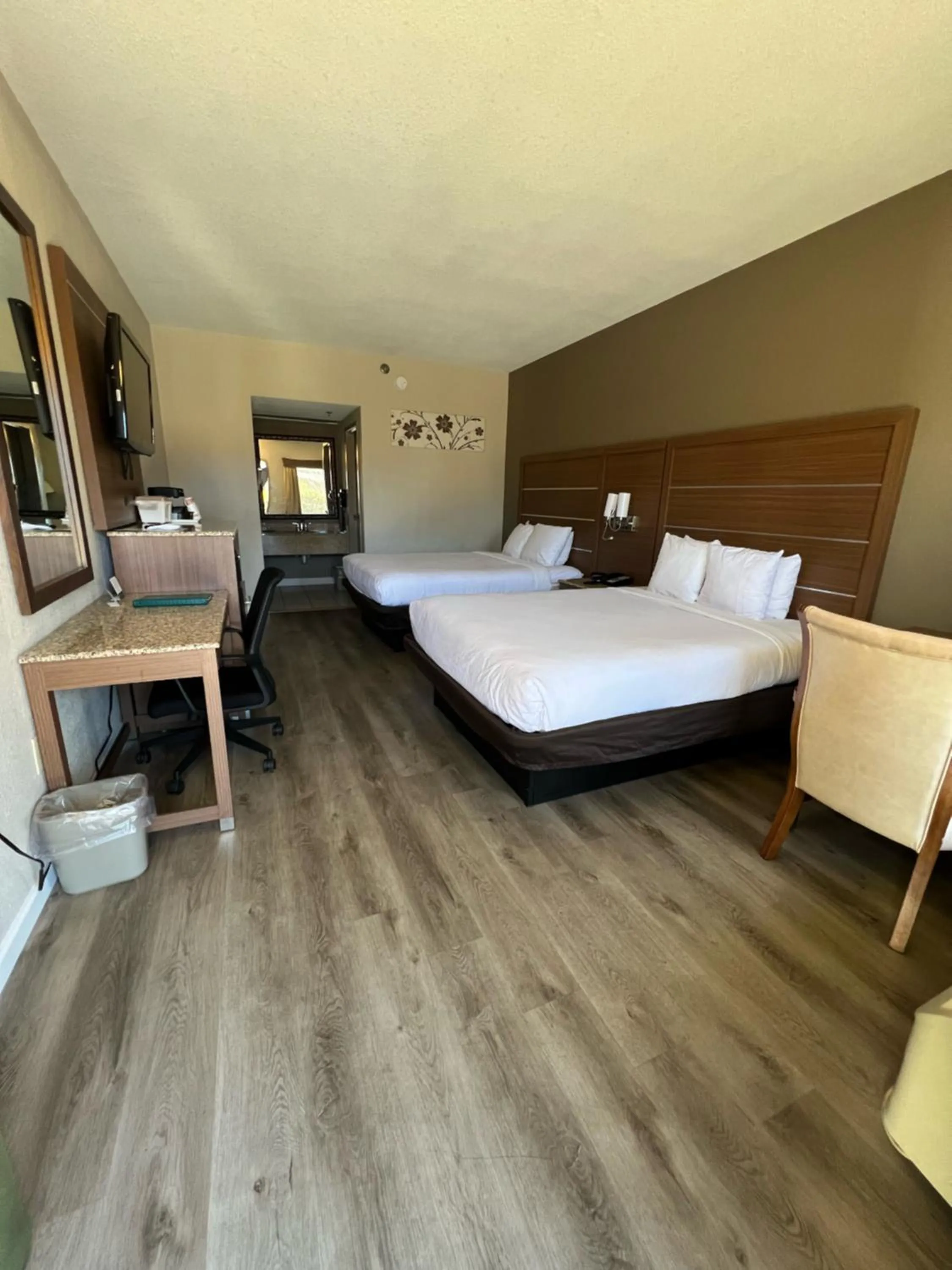 Bed in Quality Inn & Suites near Six Flags - Austell