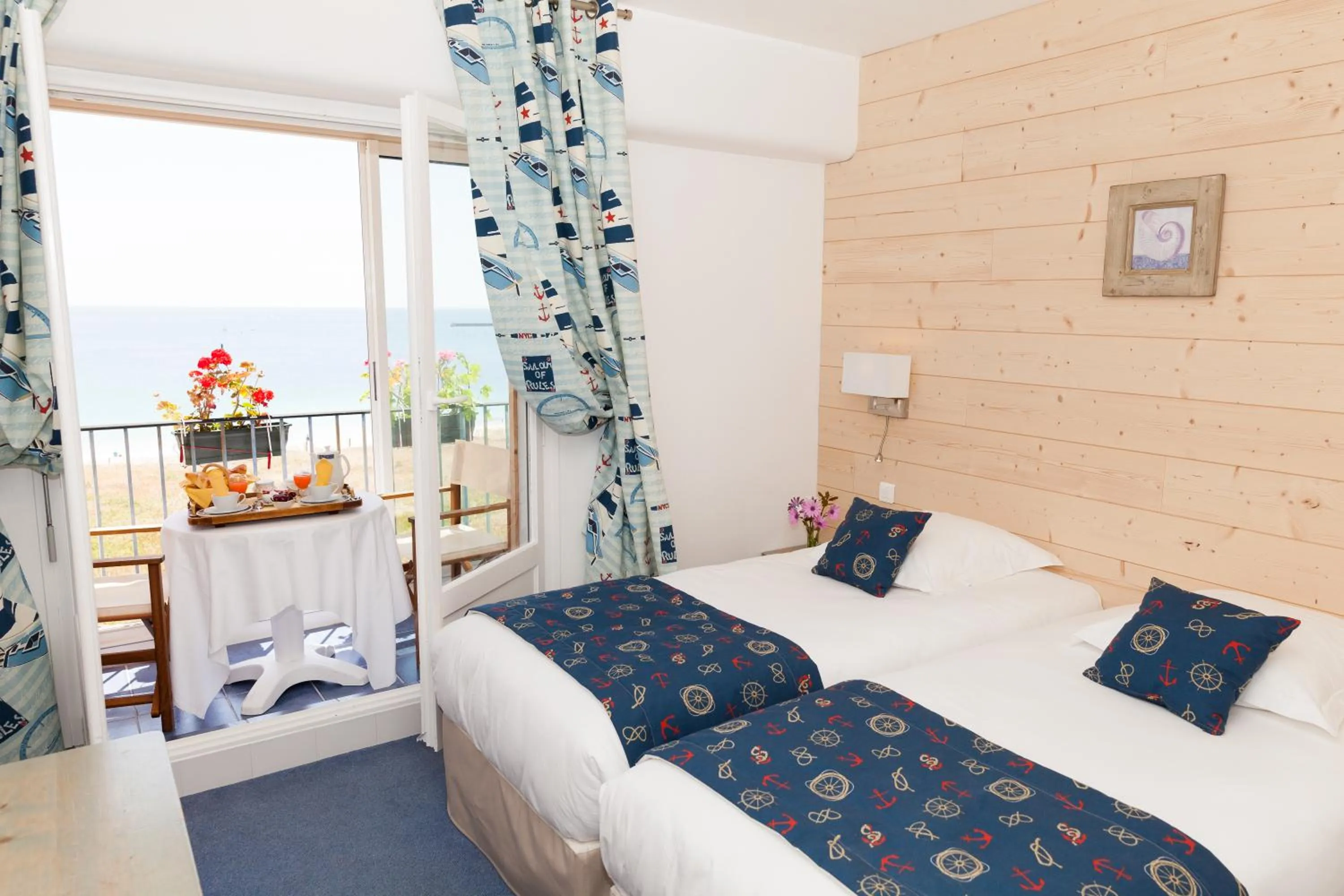 Bed in Hotel Restaurant De La Plage