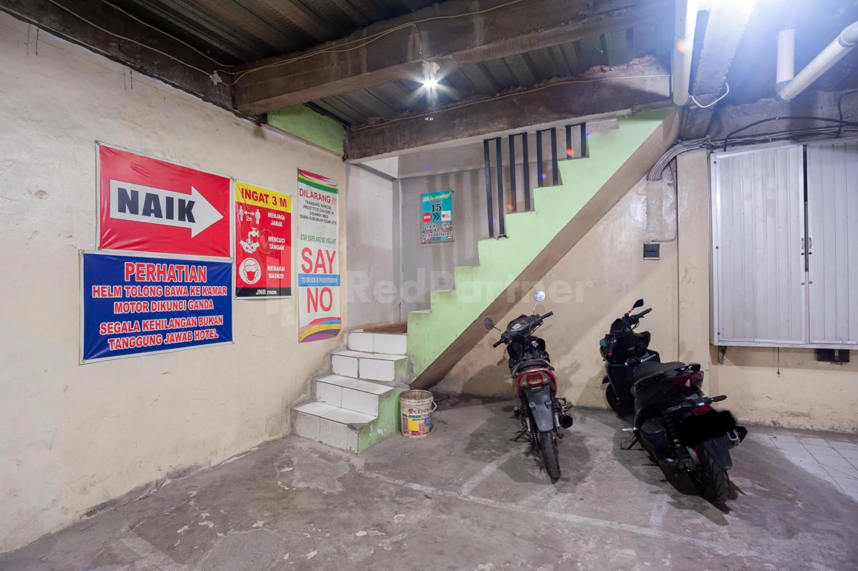 Parking in J&B Rooms Pramuka Jakarta Mitra RedDoorz