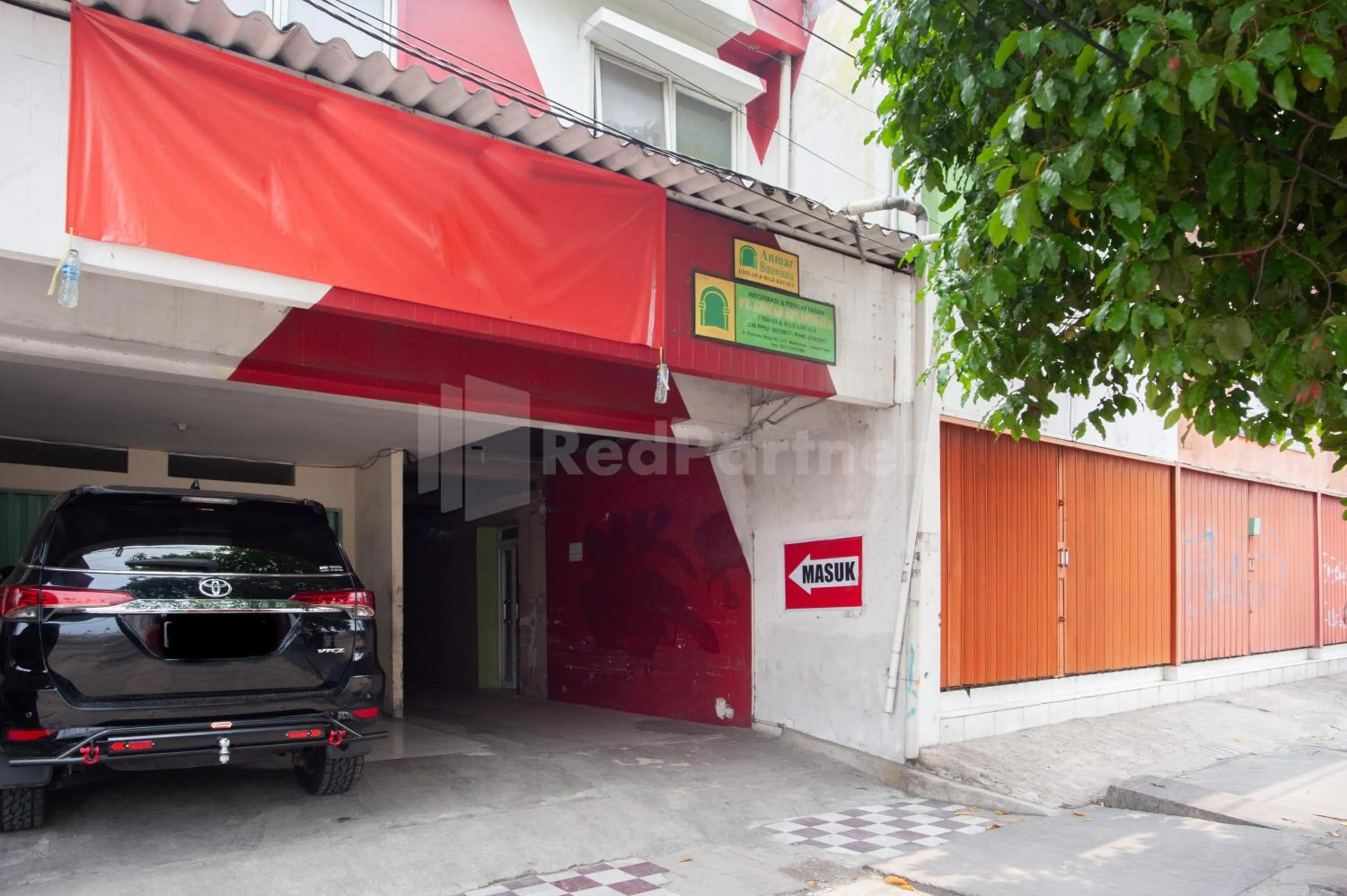 Facade/entrance in J&B Rooms Pramuka Jakarta Mitra RedDoorz