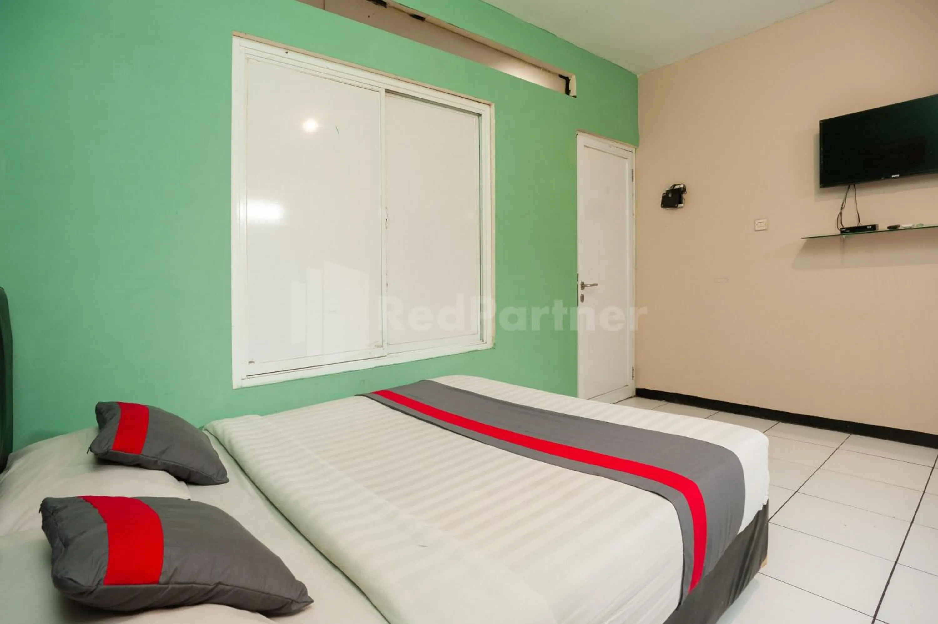 Bed in J&B Rooms Pramuka Jakarta Mitra RedDoorz