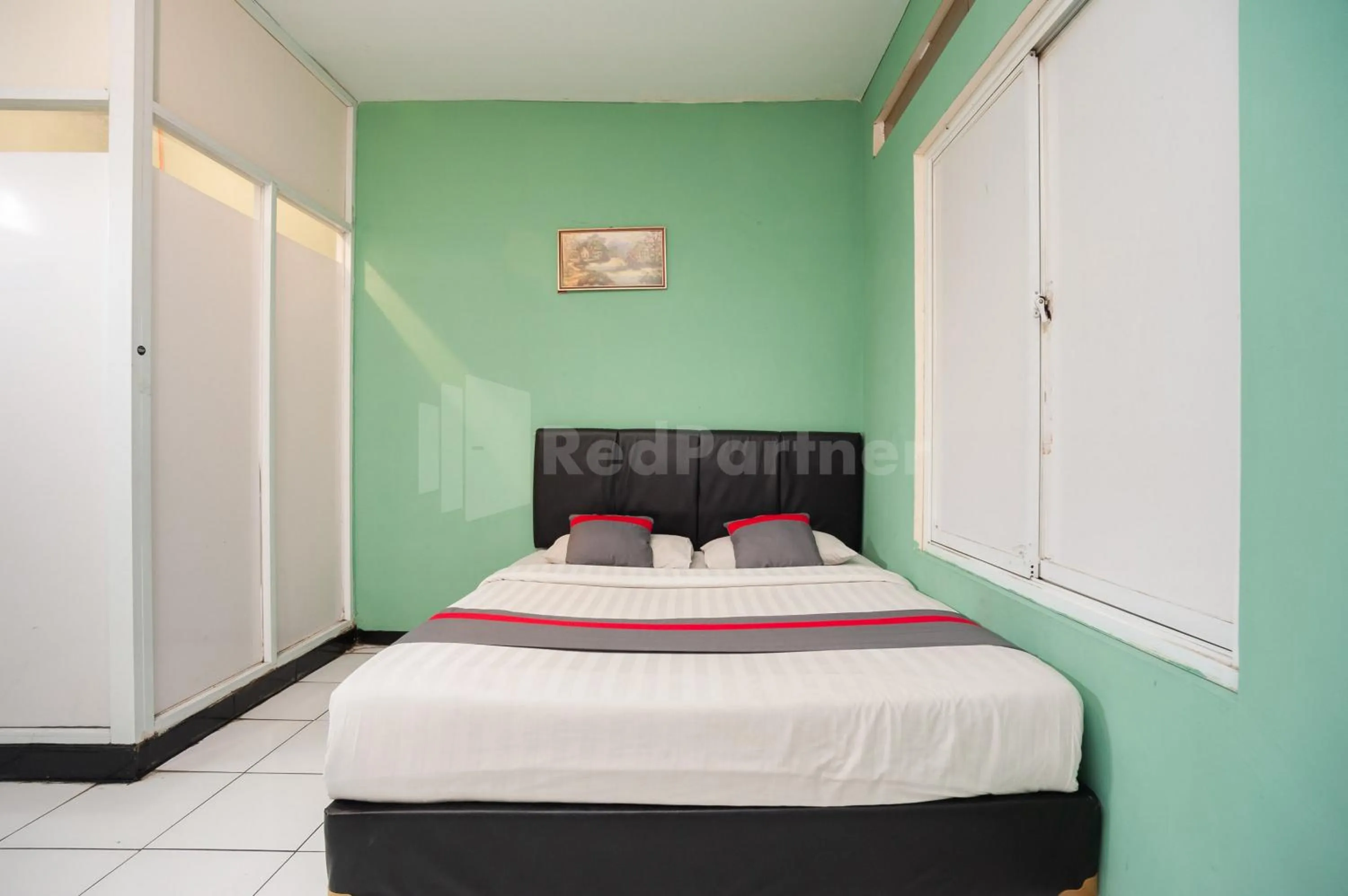 Bed in J&B Rooms Pramuka Jakarta Mitra RedDoorz