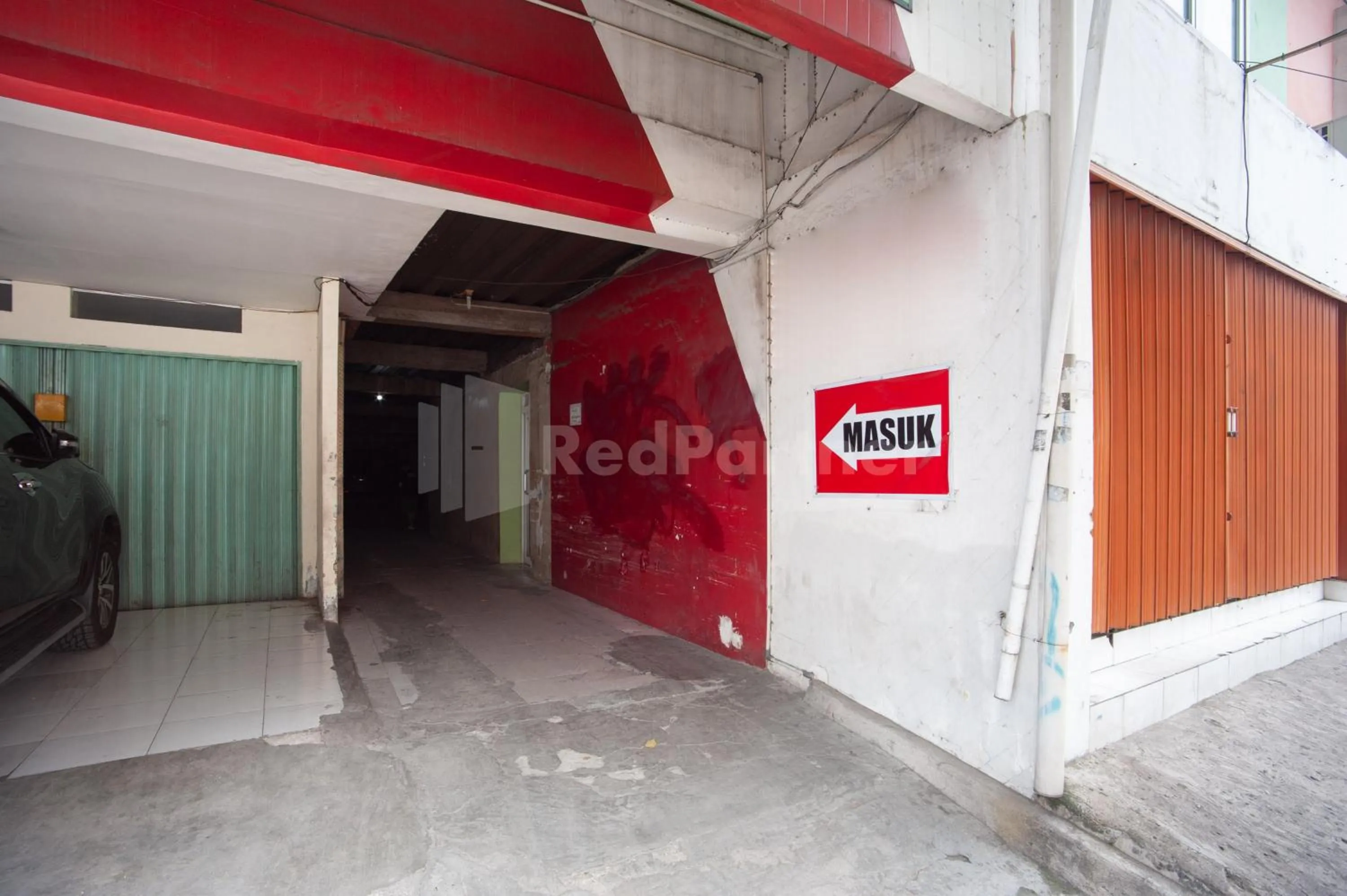 Facade/entrance in J&B Rooms Pramuka Jakarta Mitra RedDoorz