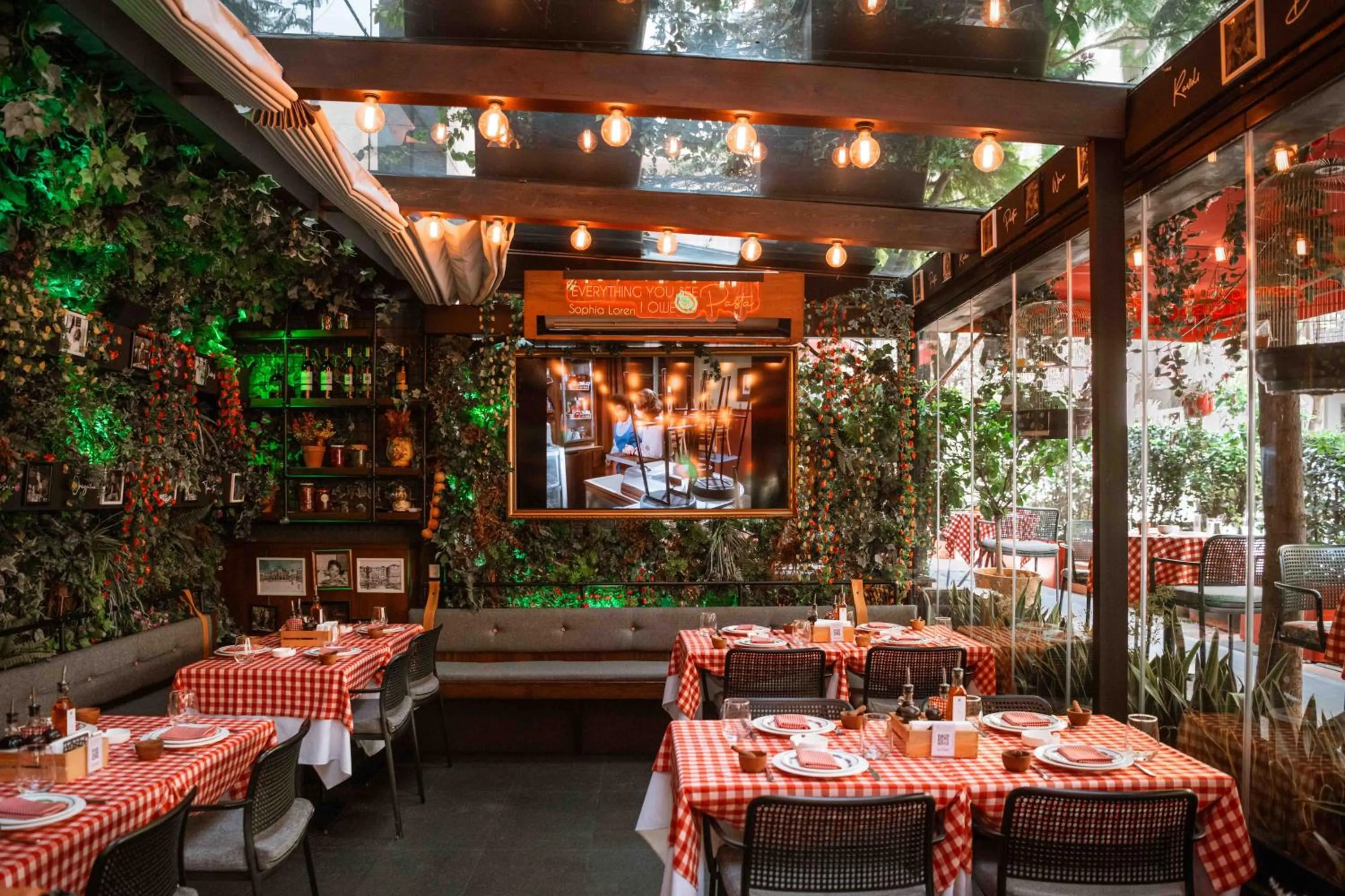 Restaurant/places to eat in The Smallville Hotel