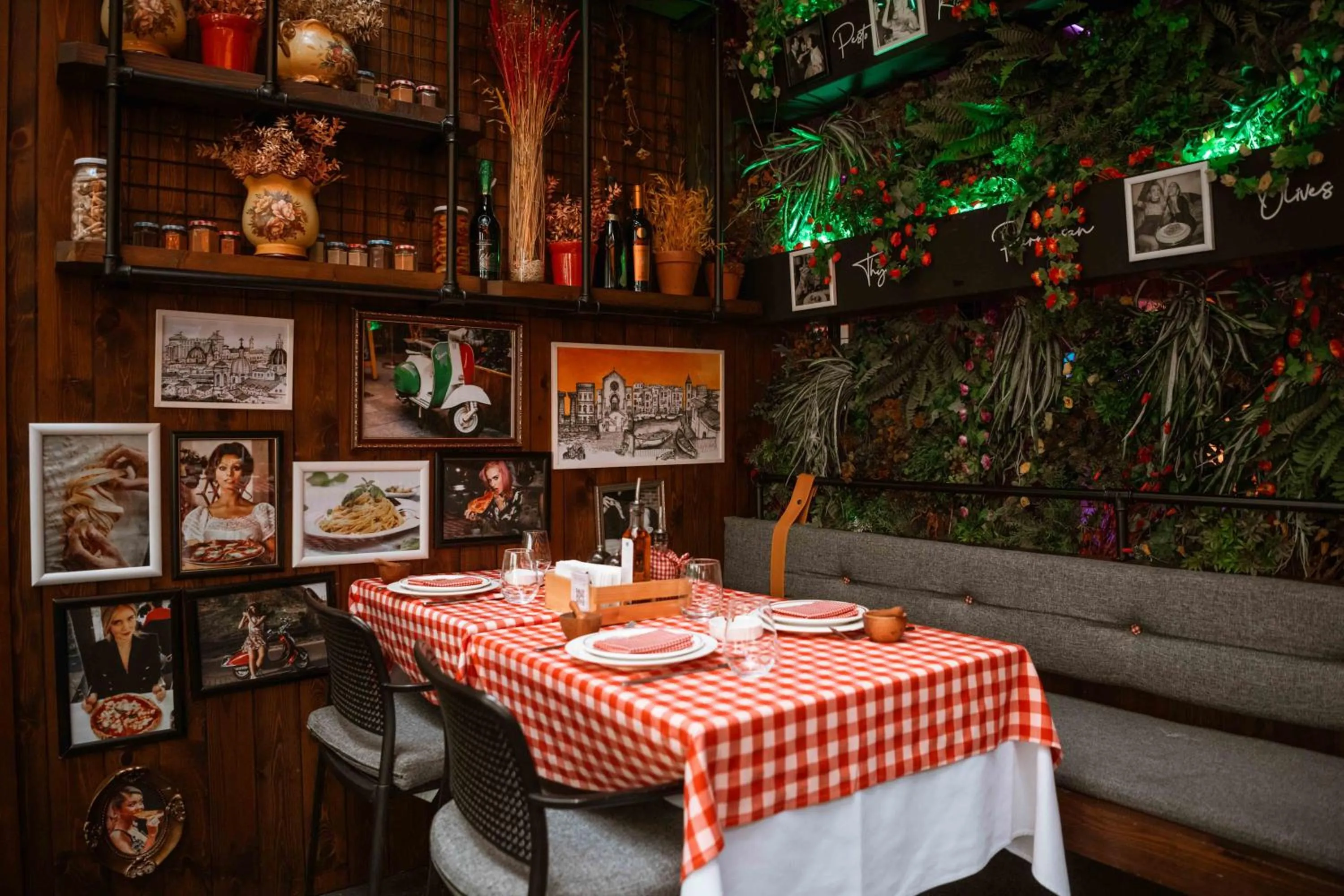 Restaurant/places to eat in The Smallville Hotel