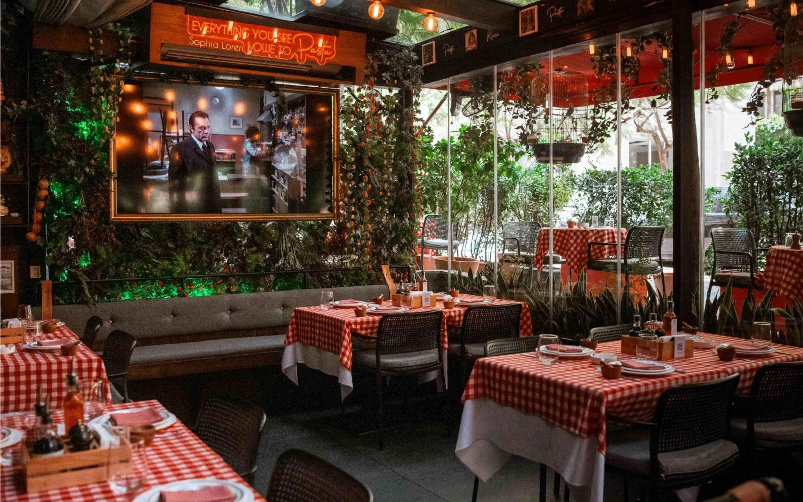 Restaurant/places to eat in The Smallville Hotel