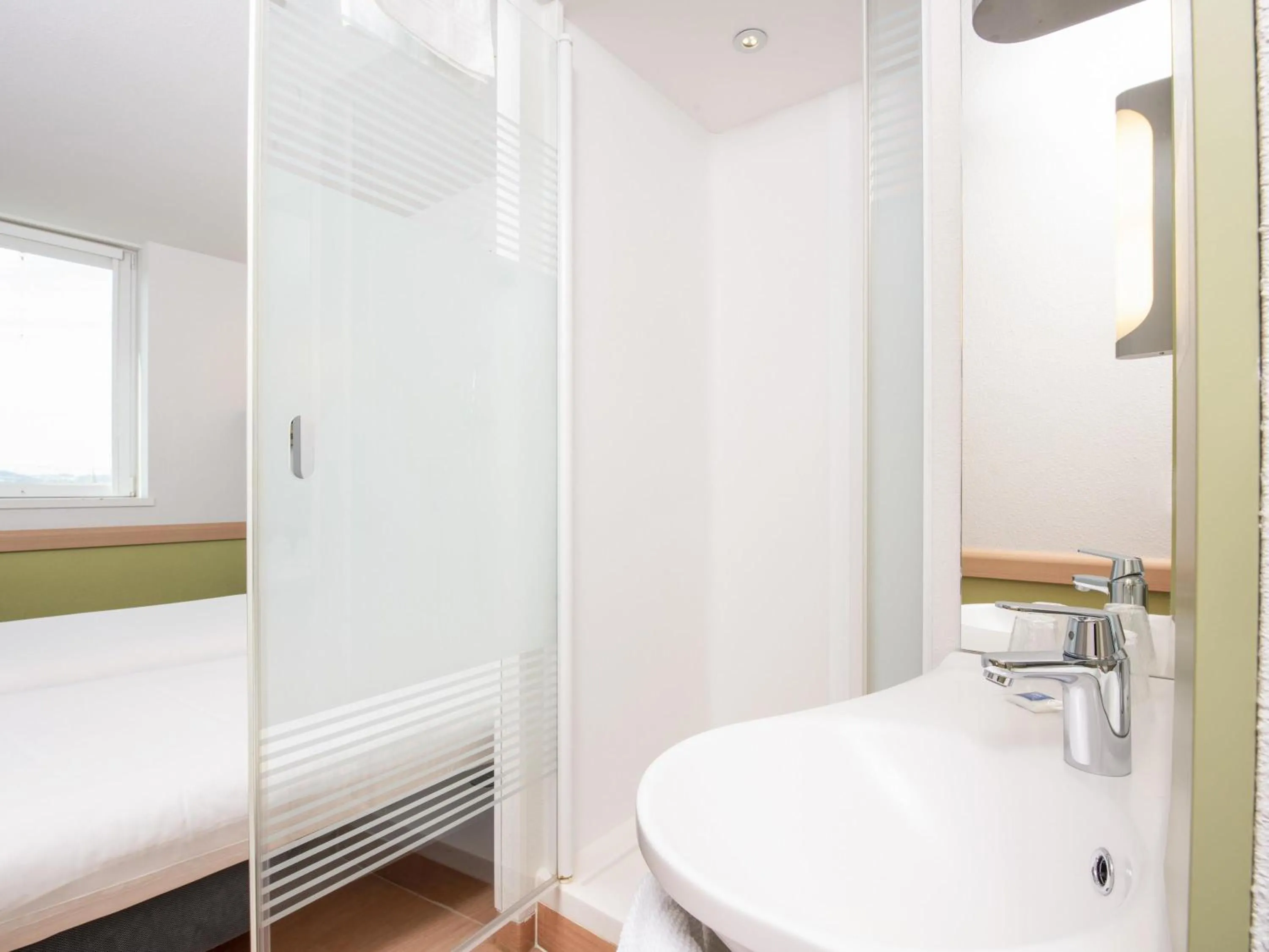 Bedroom, Bed in ibis budget Bern Expo