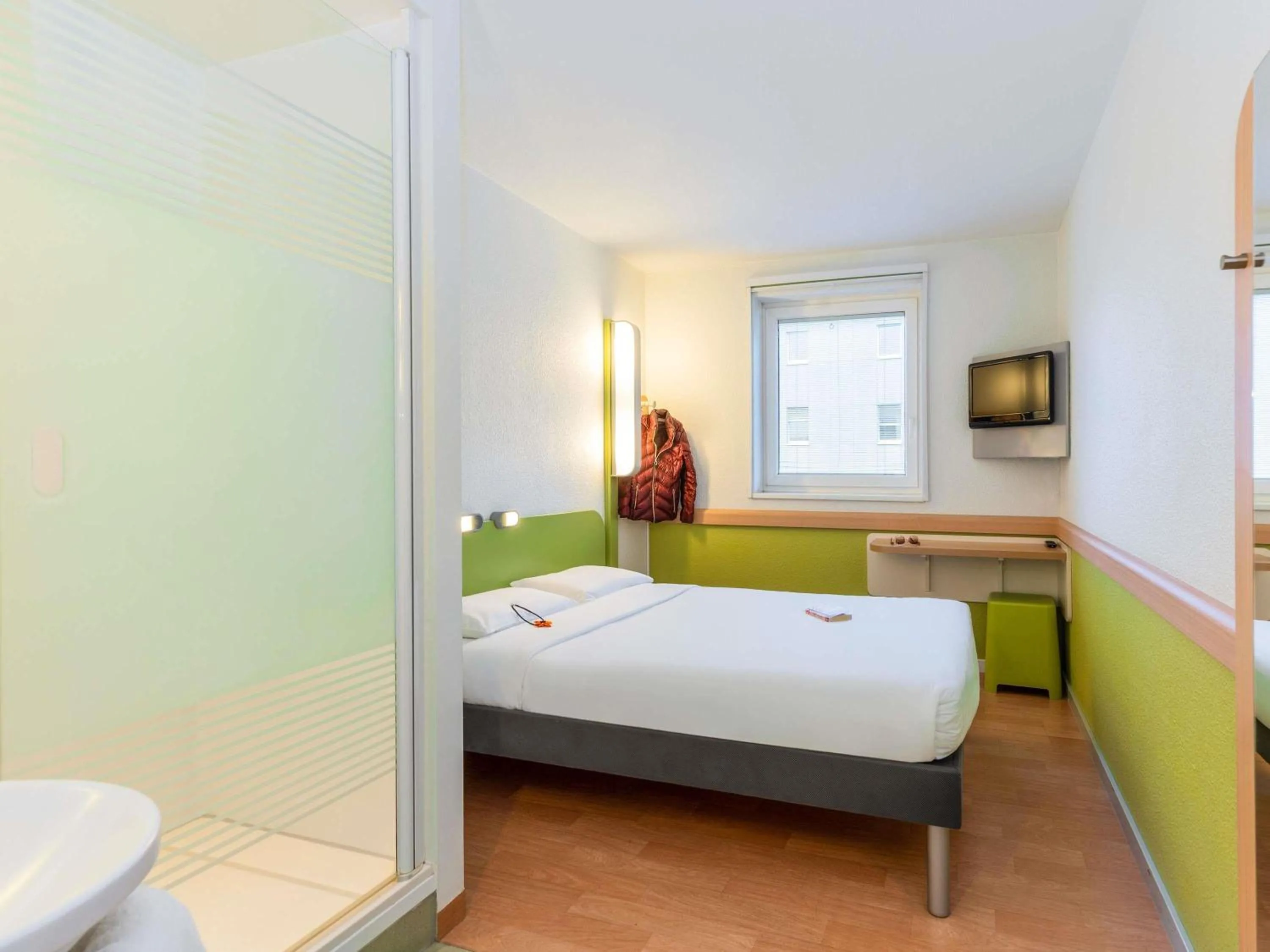 Bedroom, Bed in ibis budget Zurich City West