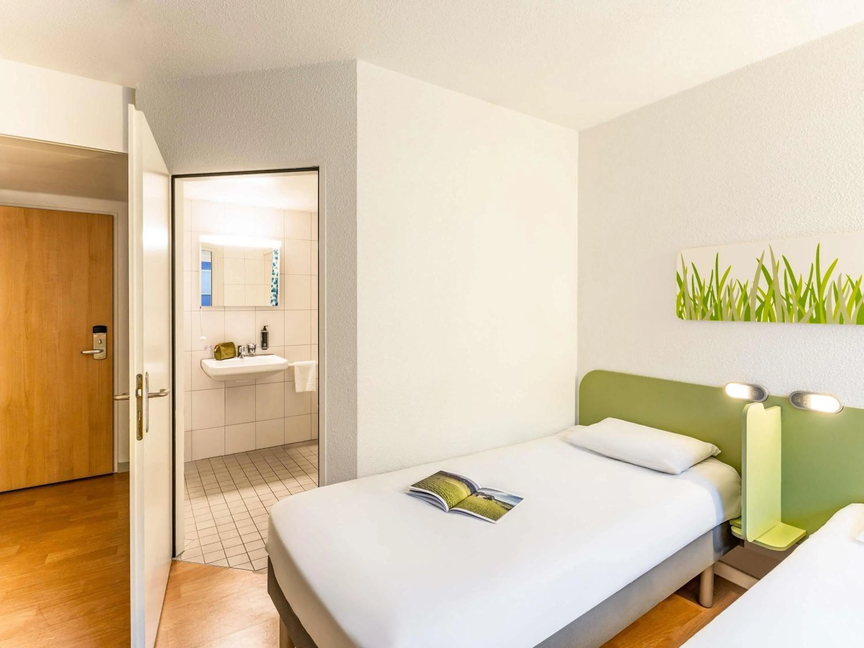 Bedroom, Bed in ibis budget Zurich City West