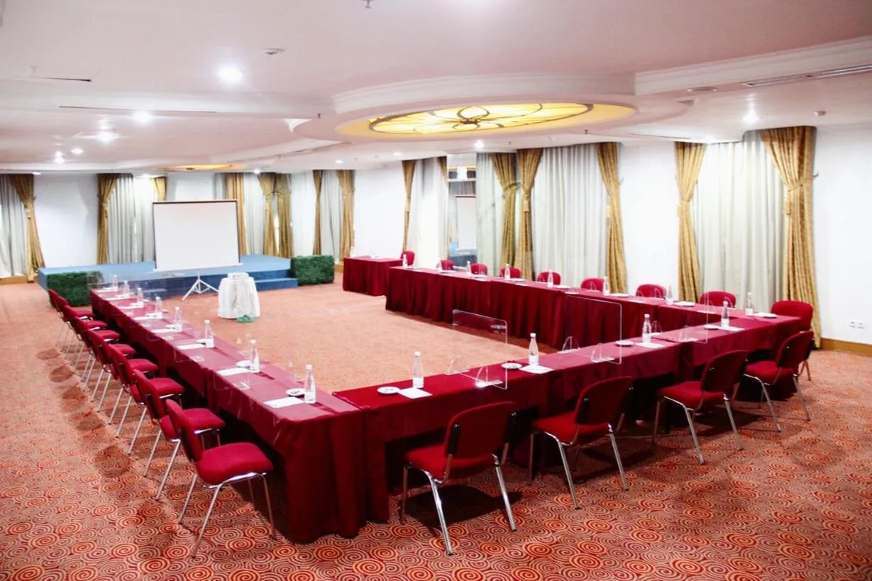 Meeting/conference room in The Bellezza Suites by Nemuru