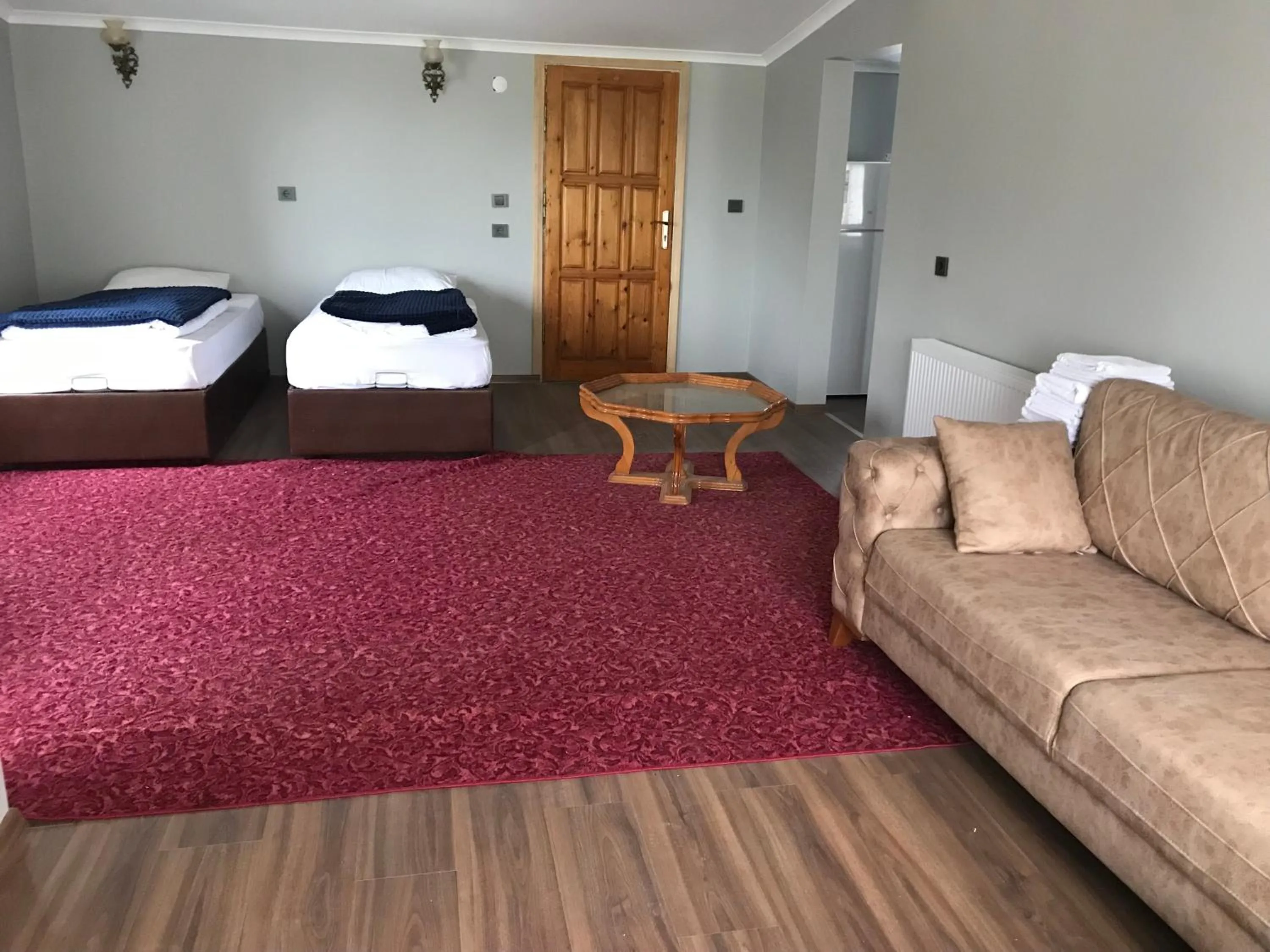 Living room, Bed in Yedigoller Hotel & Restaurant