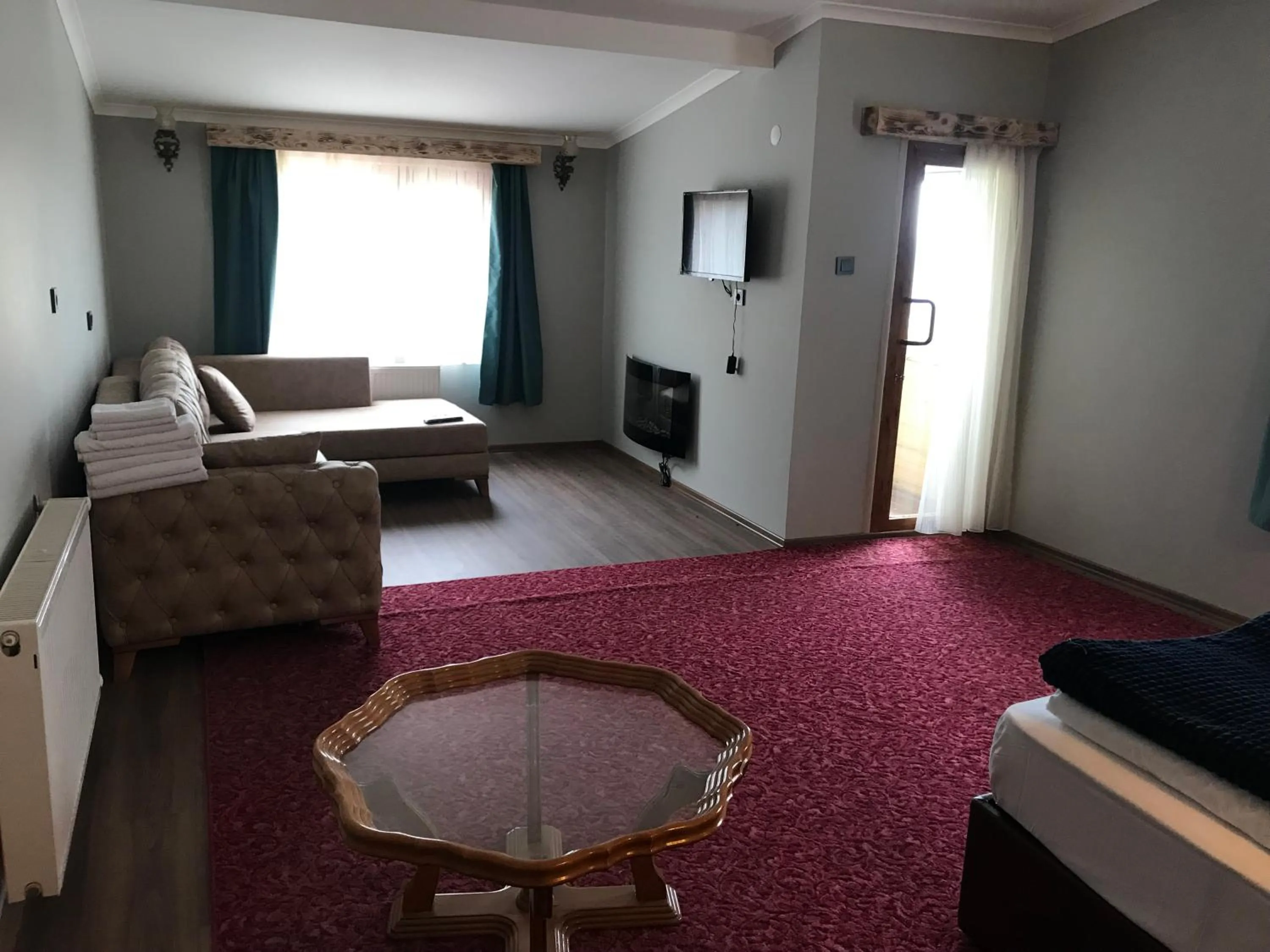 Living room, Bed in Yedigoller Hotel & Restaurant