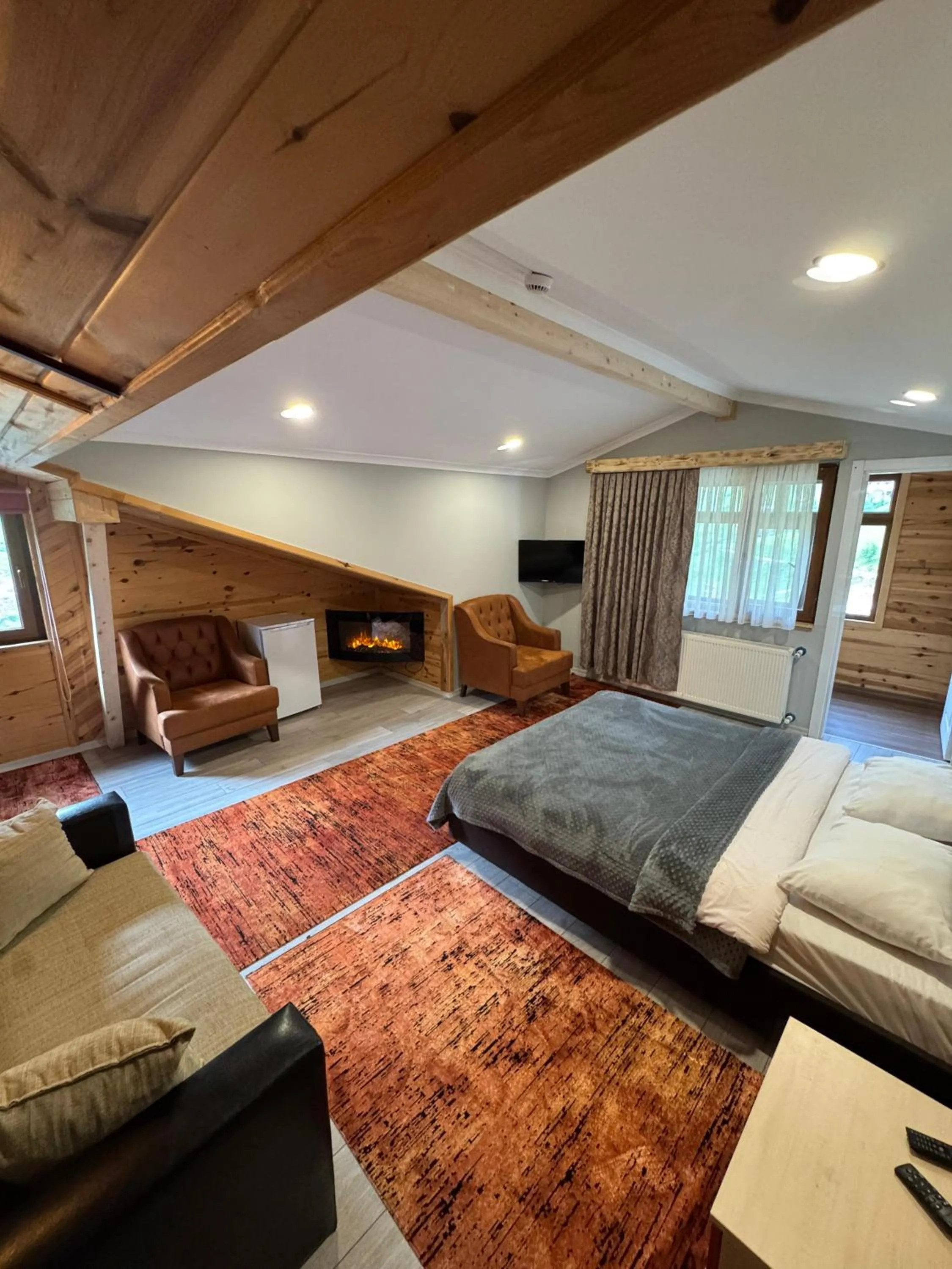 Photo of the whole room, Bed in Yedigoller Hotel & Restaurant