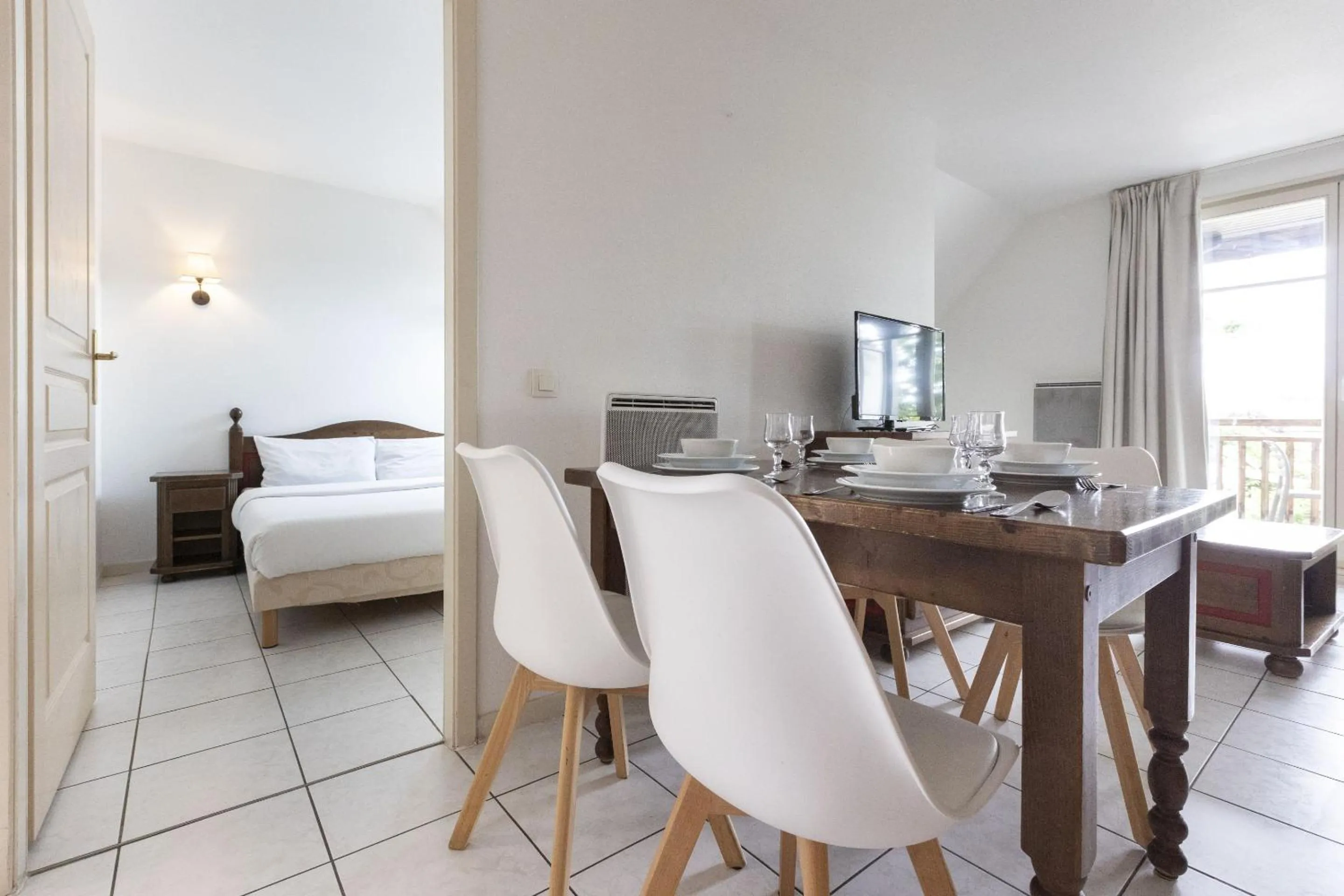Dining area, Bed in Résidence Odalys Le Domaine des Rois