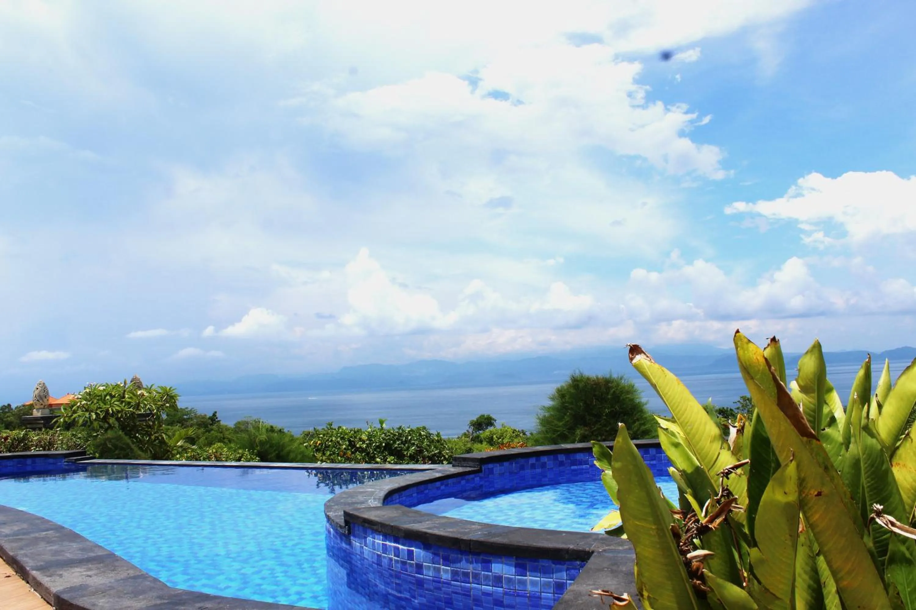 Pool view in Reynten Hill