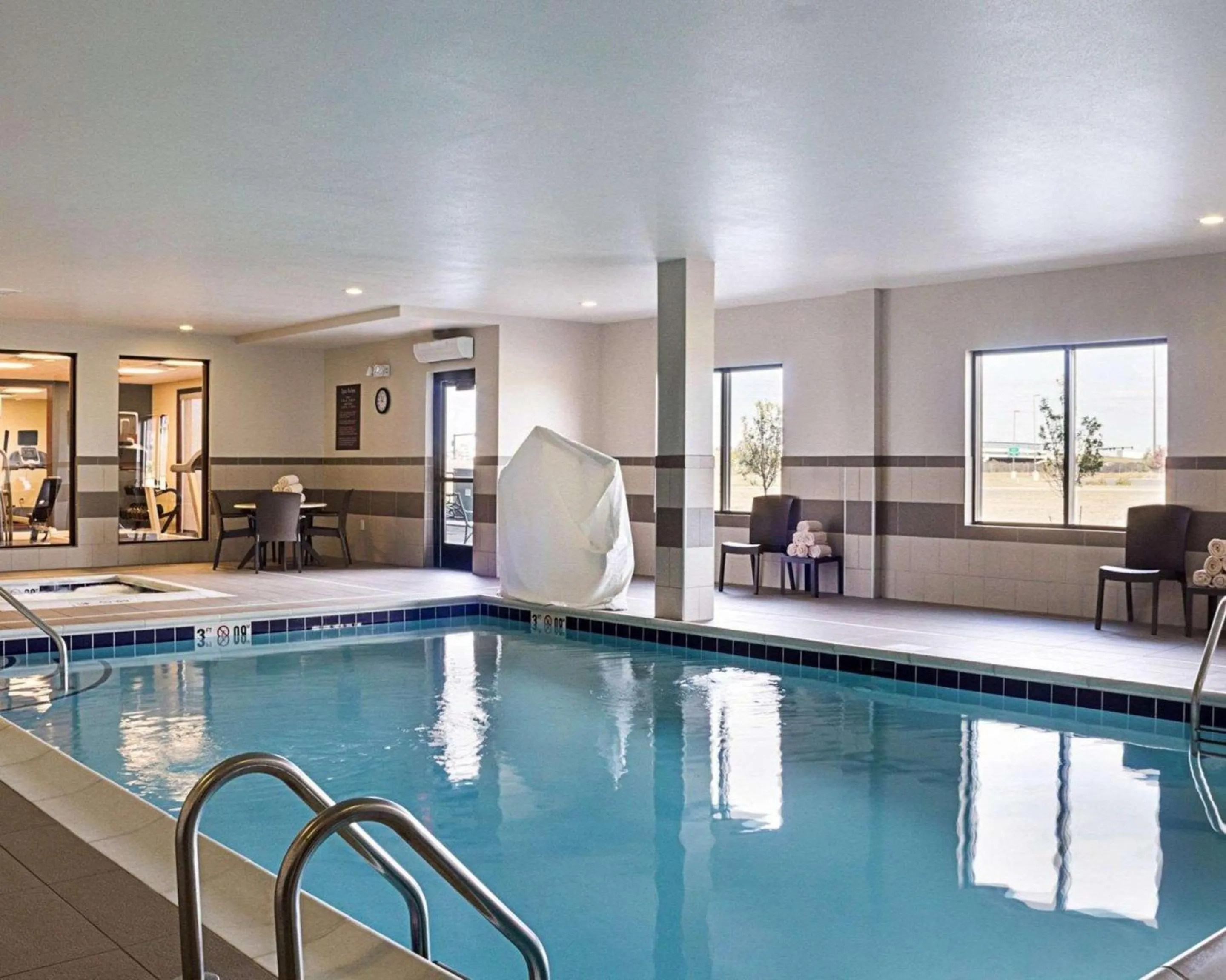 Swimming pool in Comfort Suites Fargo Medical Center