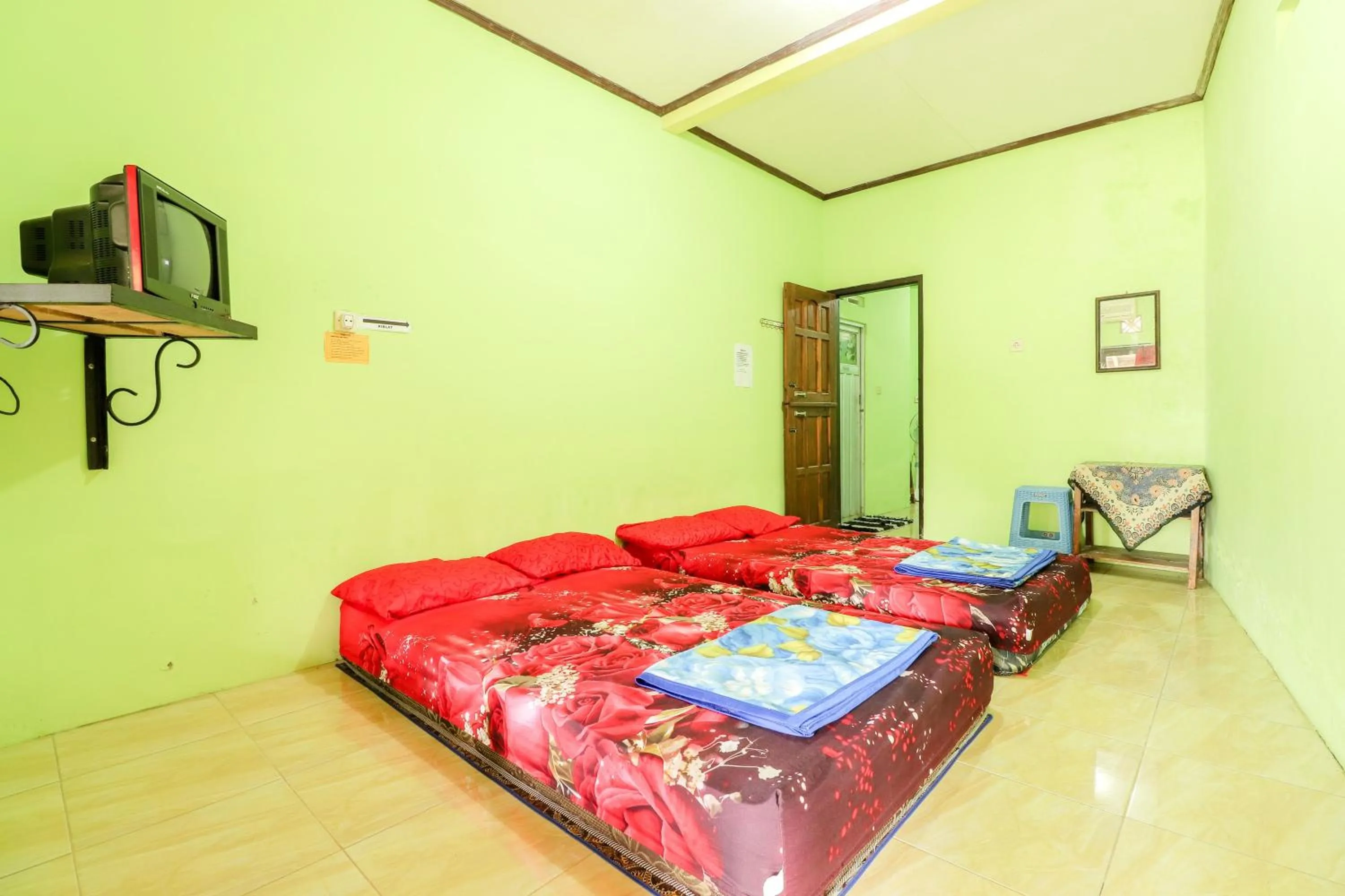 Photo of the whole room, Bed in Penginapan Roro Mendut Syariah