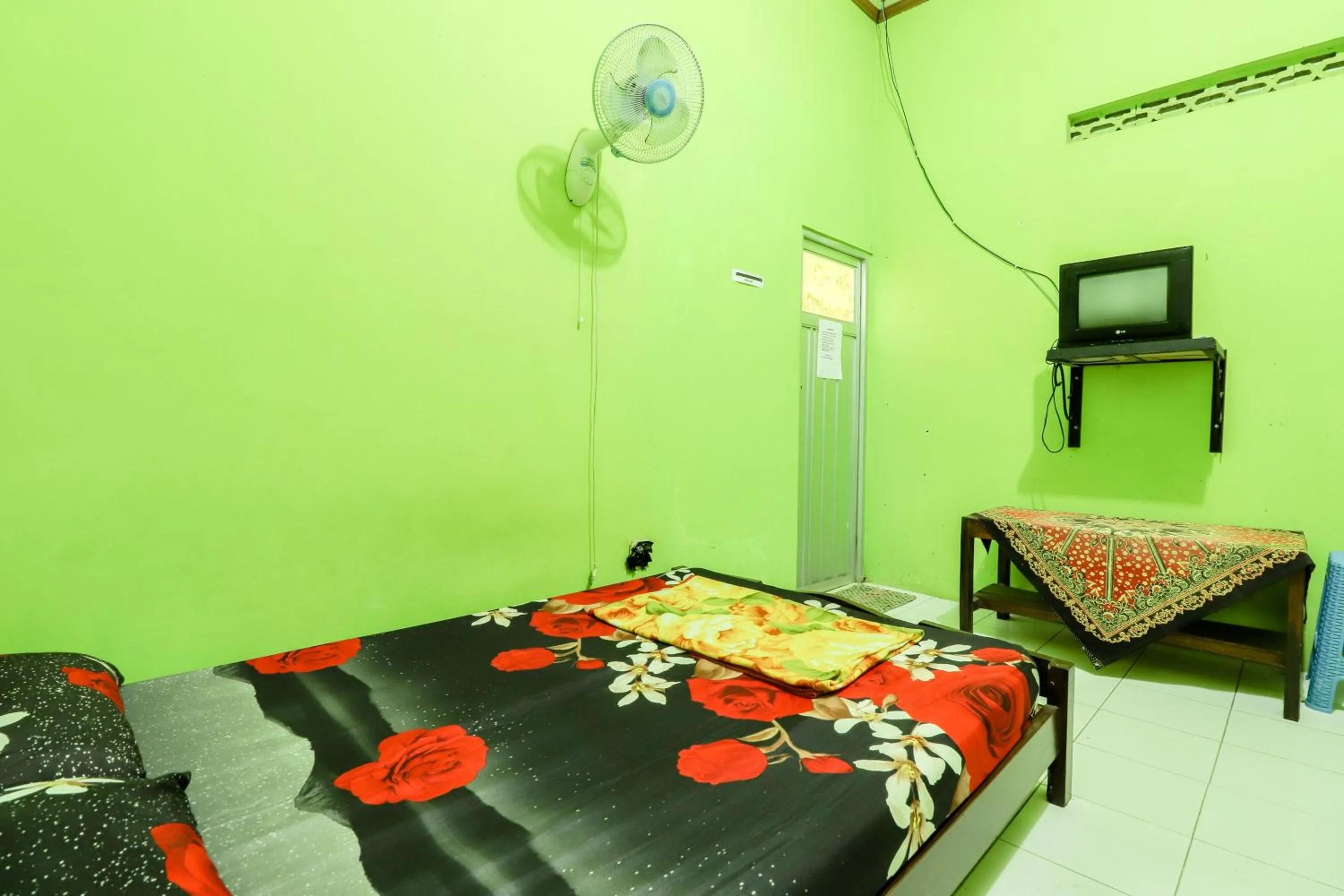 Photo of the whole room, Bed in Penginapan Roro Mendut Syariah