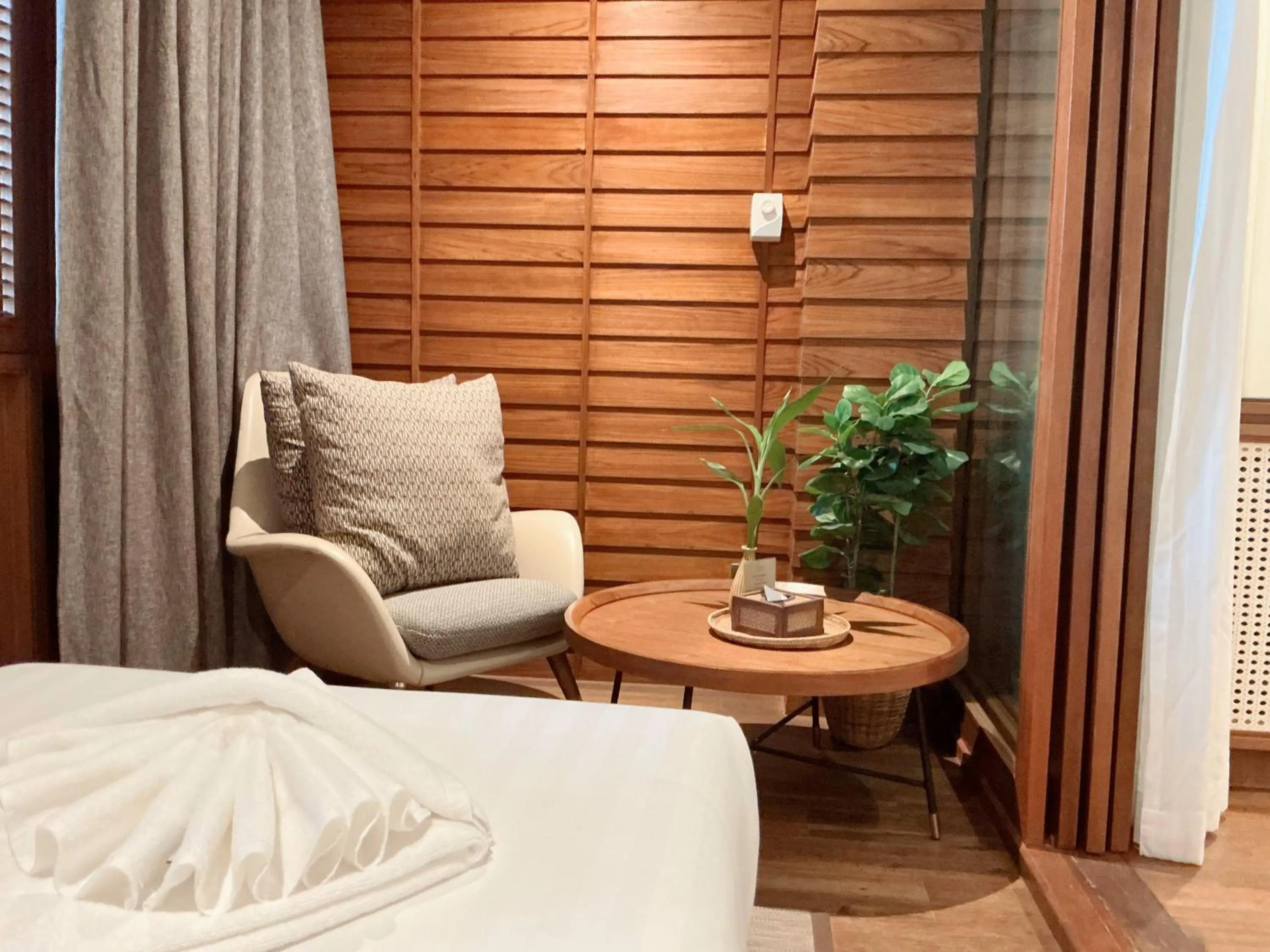 Living room, Bed in Hotel Loy Chiang Mai