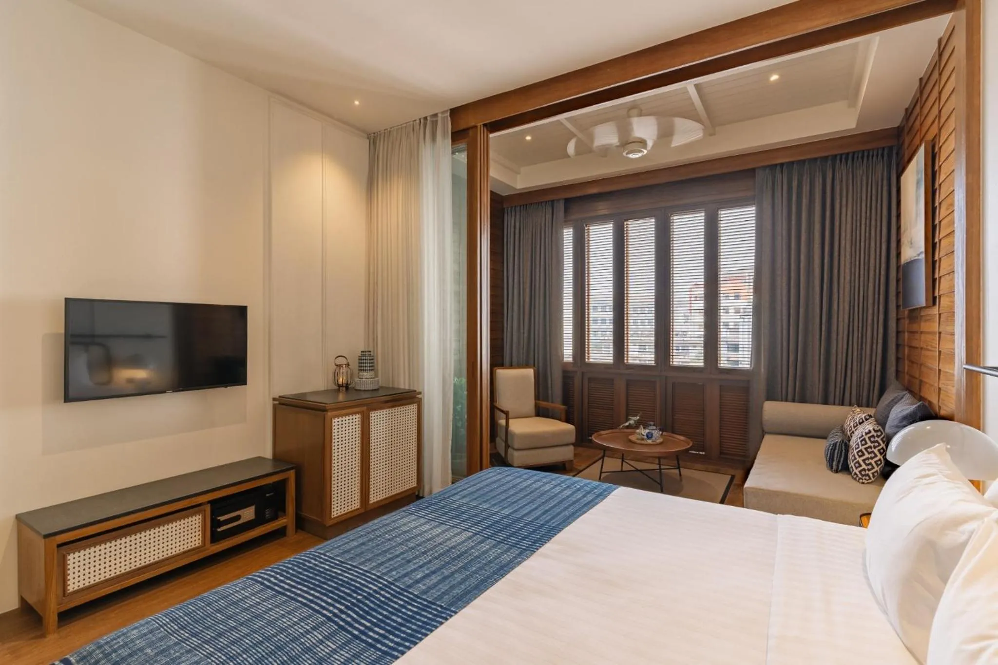 Photo of the whole room, Bed in Hotel Loy Chiang Mai