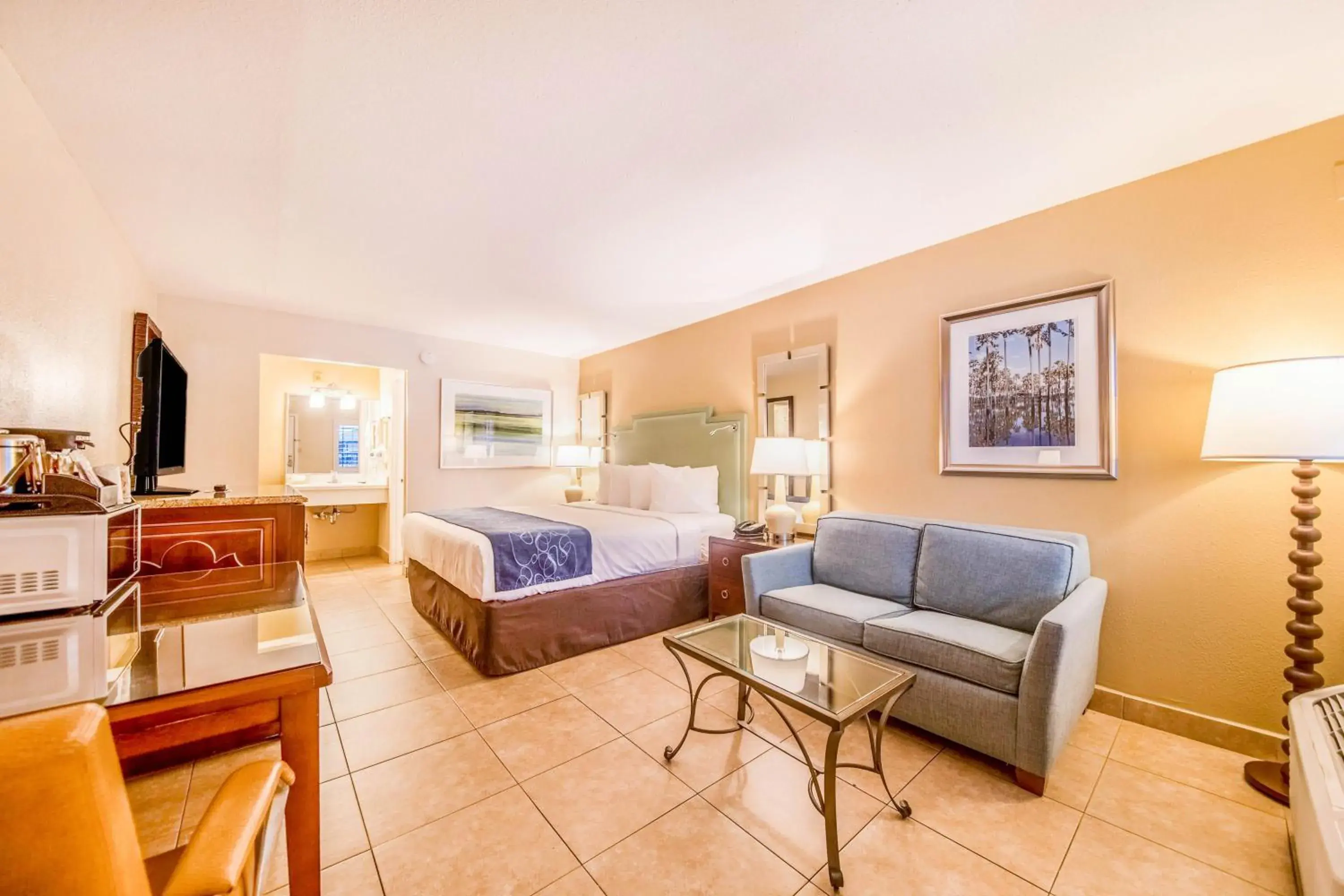 Deluxe King Room - Non-Smoking in Seasons Florida Resort Deluxe King Room - Non-Smoking in Seasons Florida Resort