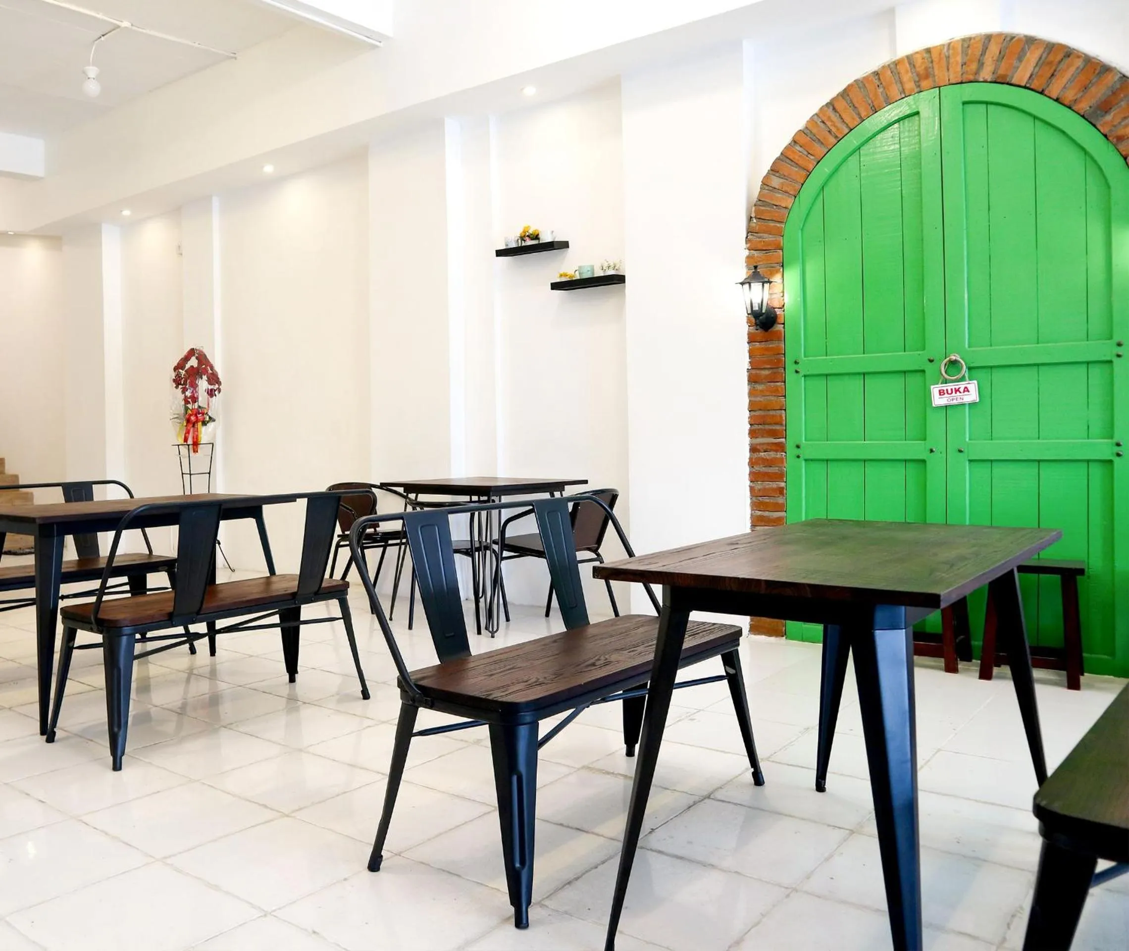 Restaurant/places to eat in Hotel O Monalisa Residence And Cafe