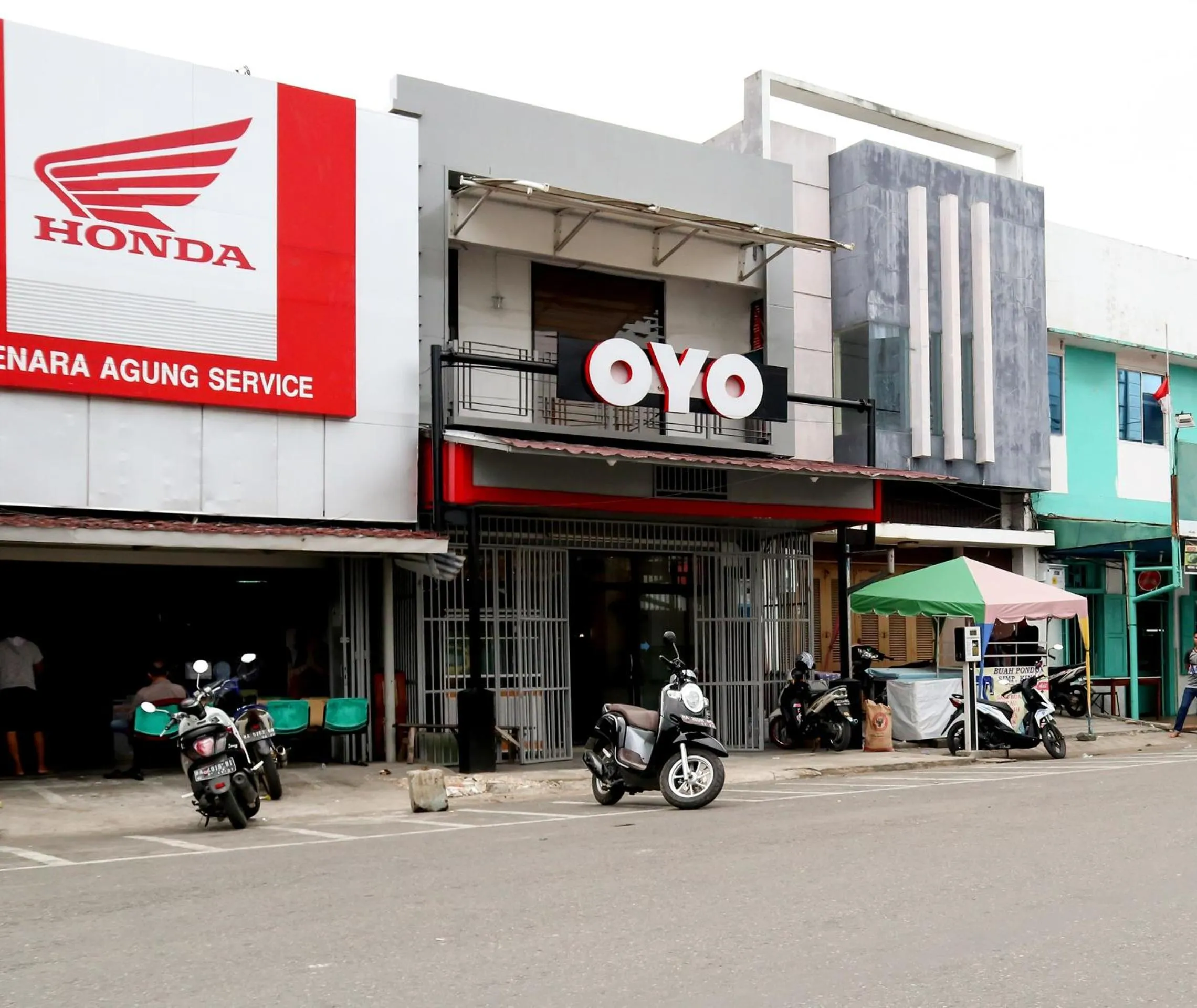 Facade/entrance in Hotel O Monalisa Residence And Cafe