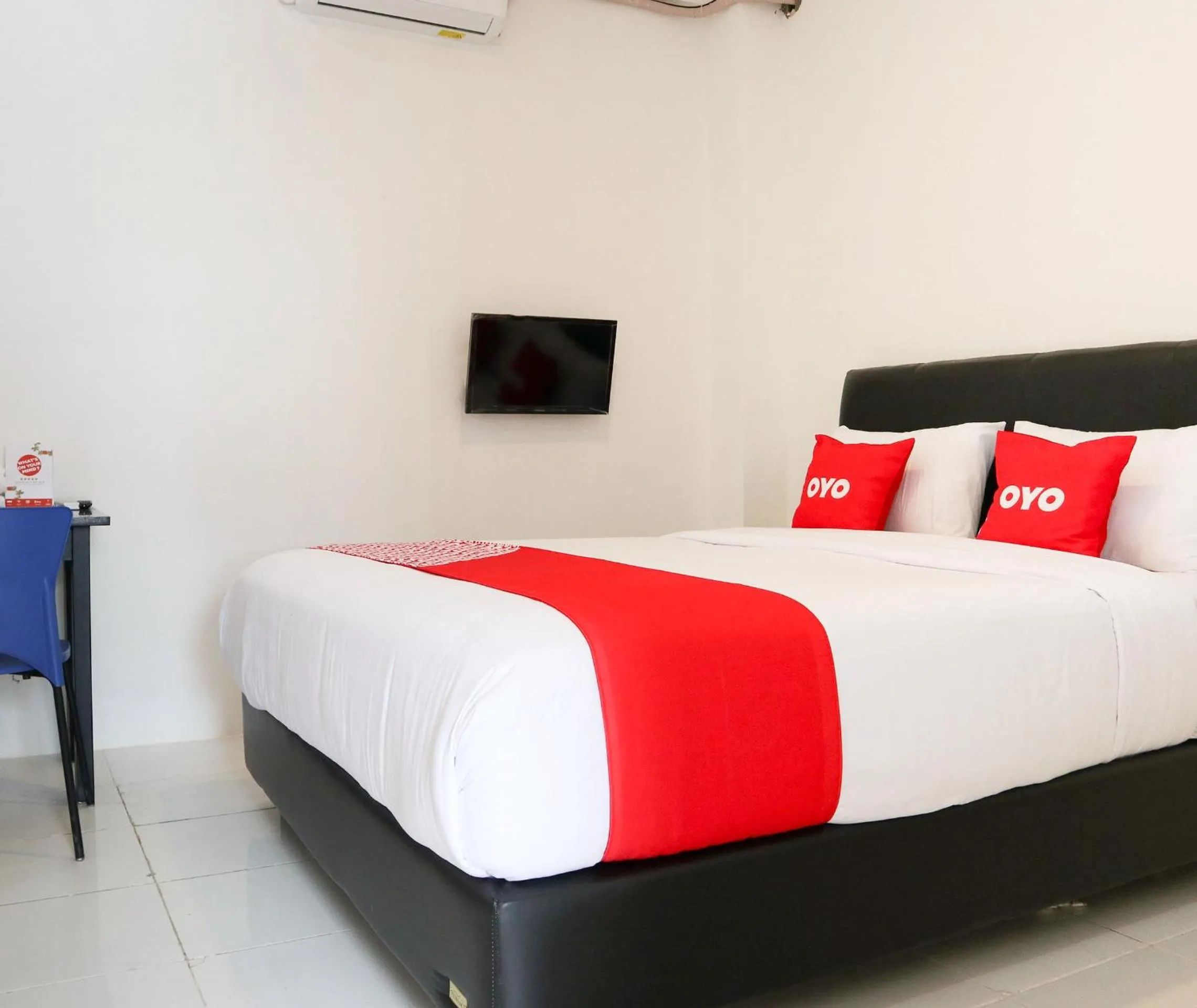 Bedroom in Hotel O Monalisa Residence And Cafe